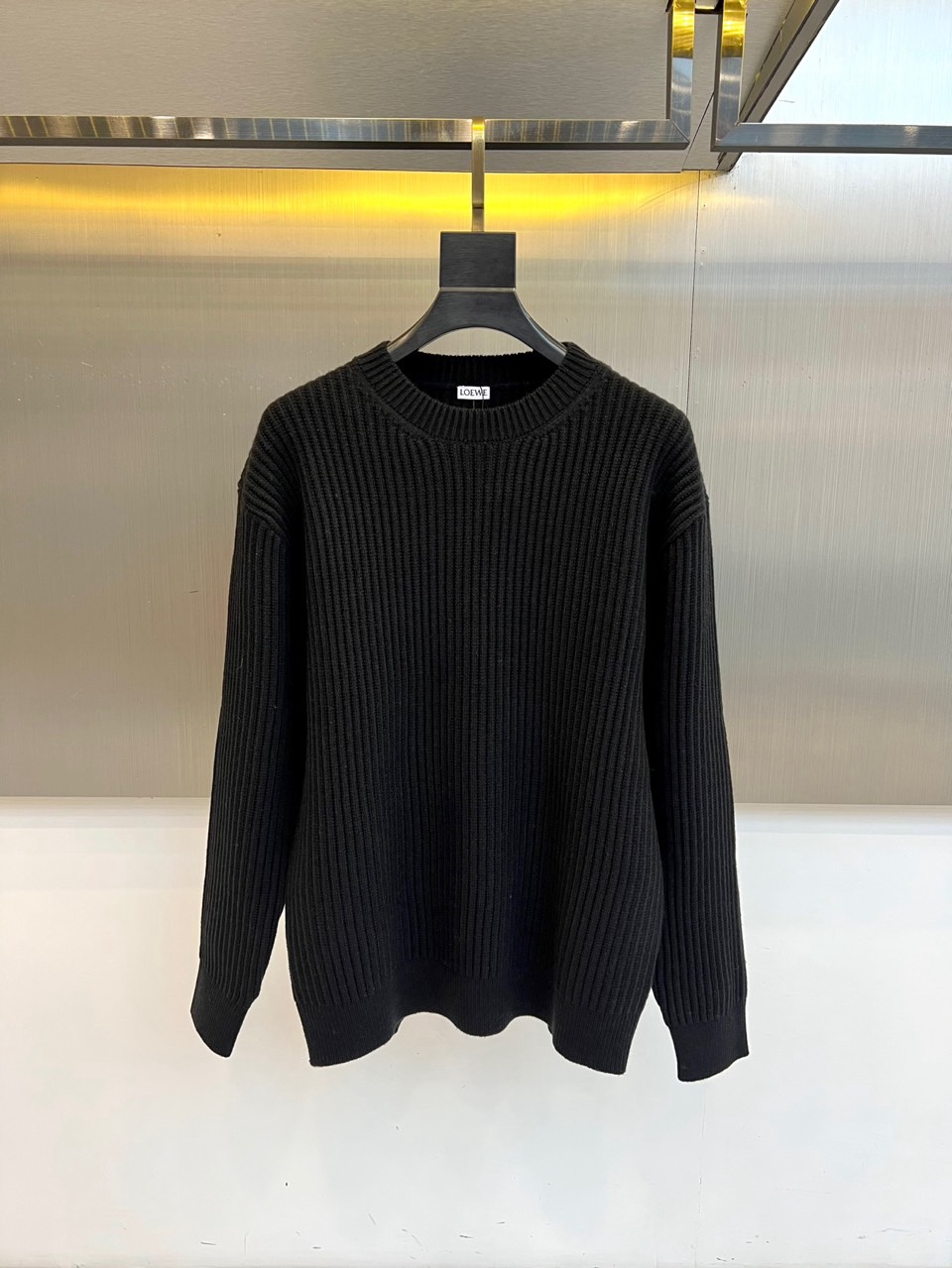 🌾LOEWE罗意威、2025秋冬新品针织衫以100%棉质材质诠释自然主义美学。款式采用简约圆领设计，宽松