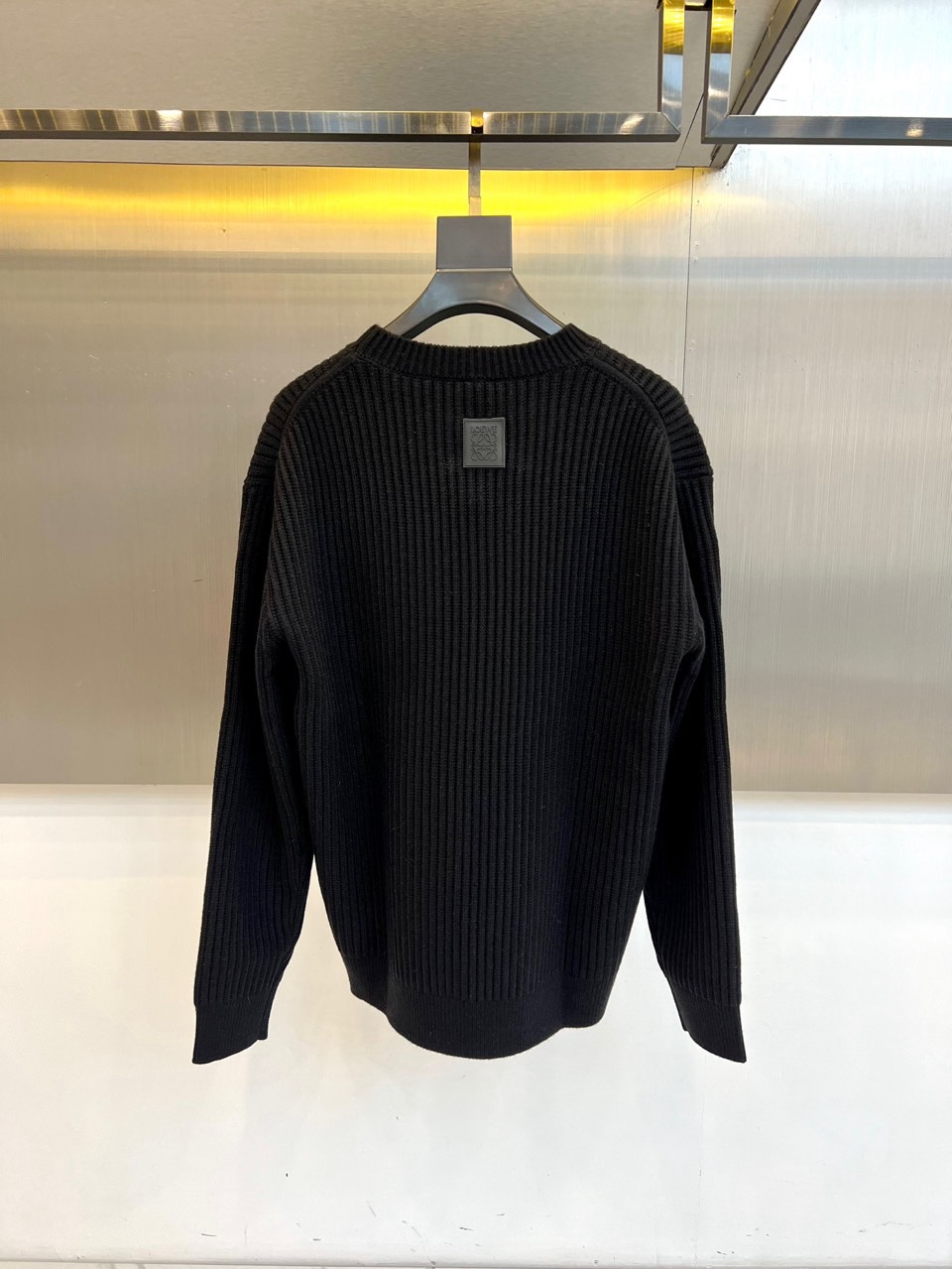 🌾LOEWE罗意威、2025秋冬新品针织衫以100%棉质材质诠释自然主义美学。款式采用简约圆领设计，宽松