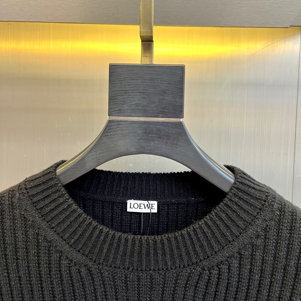 🌾LOEWE罗意威、2025秋冬新品针织衫以100%棉质材质诠释自然主义美学。款式采用简约圆领设计，宽松