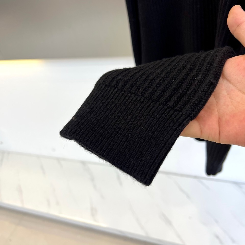 🌾LOEWE罗意威、2025秋冬新品针织衫以100%棉质材质诠释自然主义美学。款式采用简约圆领设计，宽松