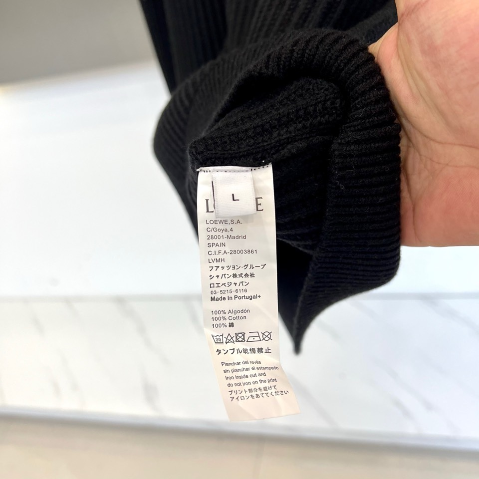 🌾LOEWE罗意威、2025秋冬新品针织衫以100%棉质材质诠释自然主义美学。款式采用简约圆领设计，宽松