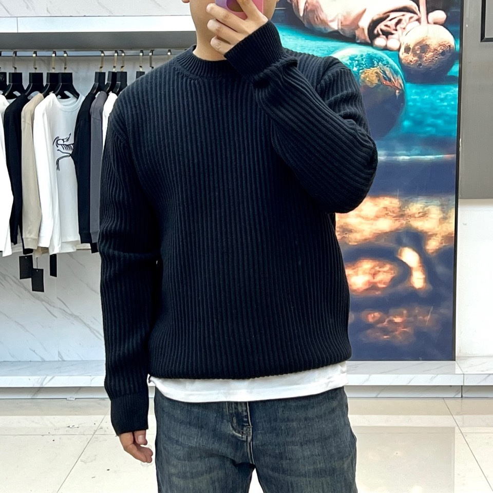 🌾LOEWE罗意威、2025秋冬新品针织衫以100%棉质材质诠释自然主义美学。款式采用简约圆领设计，宽松