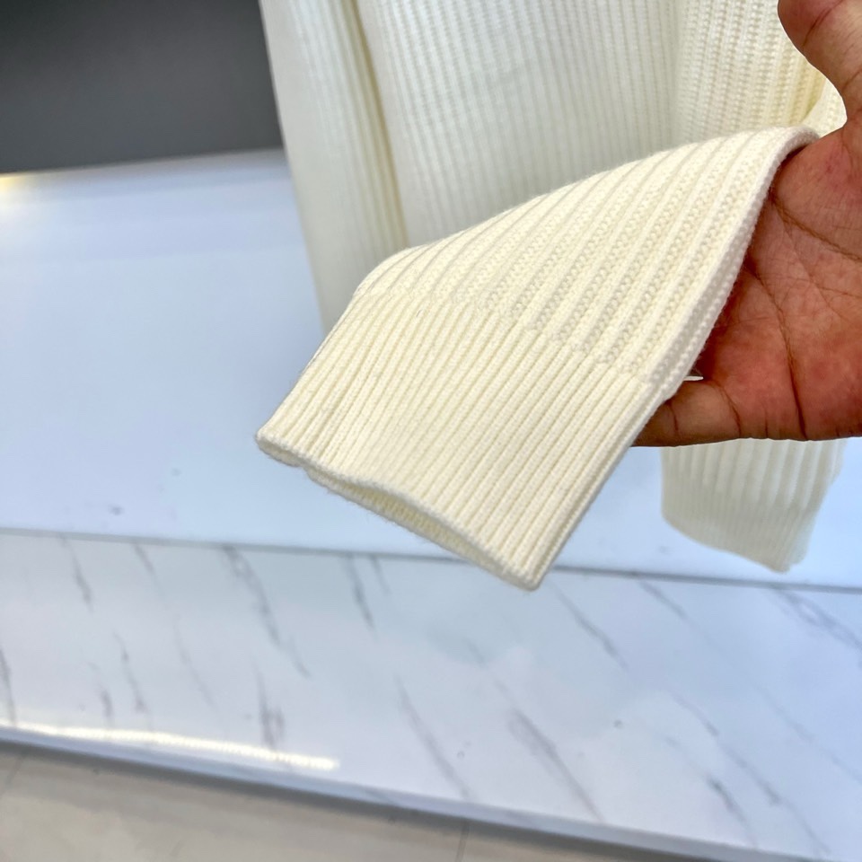 🌾LOEWE罗意威、2025秋冬新品针织衫以100%棉质材质诠释自然主义美学。款式采用简约圆领设计，宽松