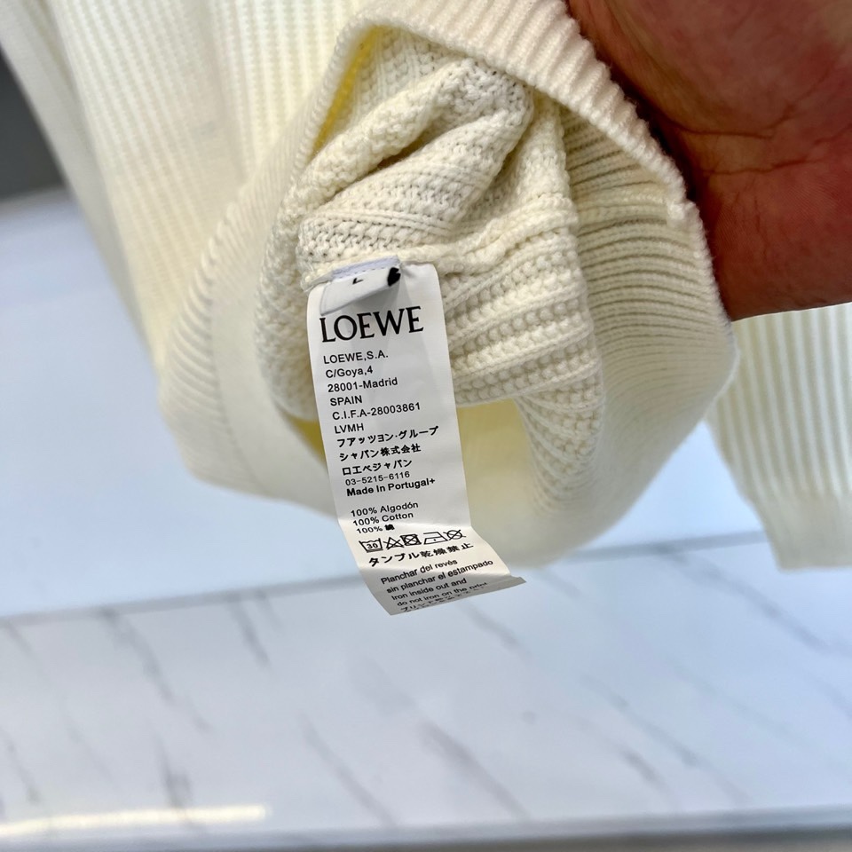 🌾LOEWE罗意威、2025秋冬新品针织衫以100%棉质材质诠释自然主义美学。款式采用简约圆领设计，宽松