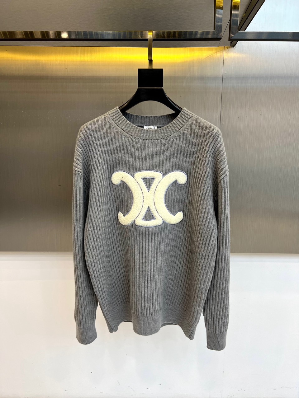 .🌾Celine塞琳、2025秋冬新品羊毛羊绒🐑针织衫，以标志性设计诠释法式简约的永恒魅力。款式采用宽松