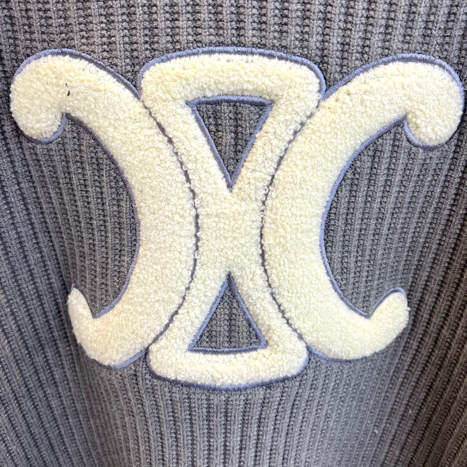 .🌾Celine塞琳、2025秋冬新品羊毛羊绒🐑针织衫，以标志性设计诠释法式简约的永恒魅力。款式采用宽松