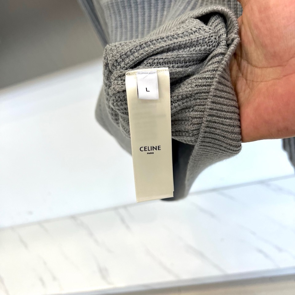 .🌾Celine塞琳、2025秋冬新品羊毛羊绒🐑针织衫，以标志性设计诠释法式简约的永恒魅力。款式采用宽松