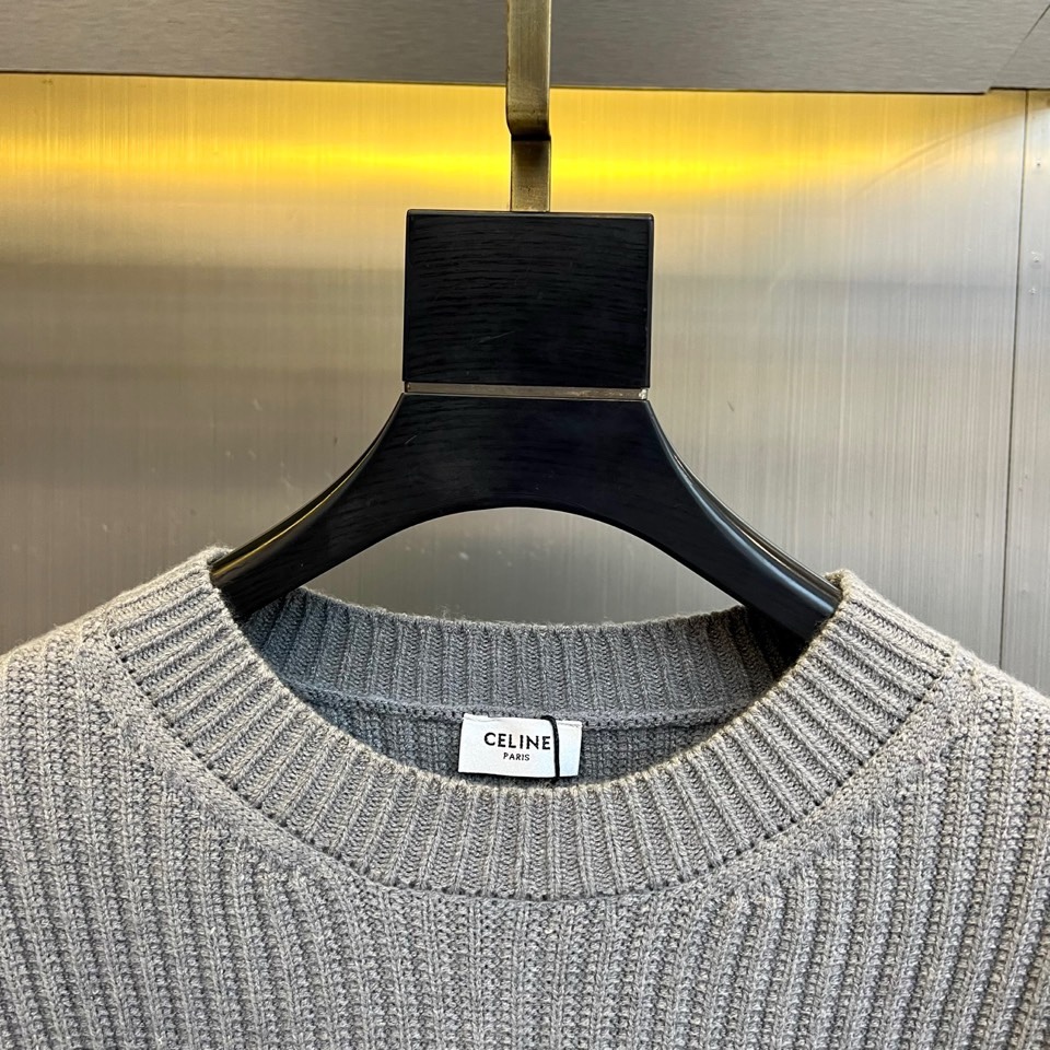 .🌾Celine塞琳、2025秋冬新品羊毛羊绒🐑针织衫，以标志性设计诠释法式简约的永恒魅力。款式采用宽松