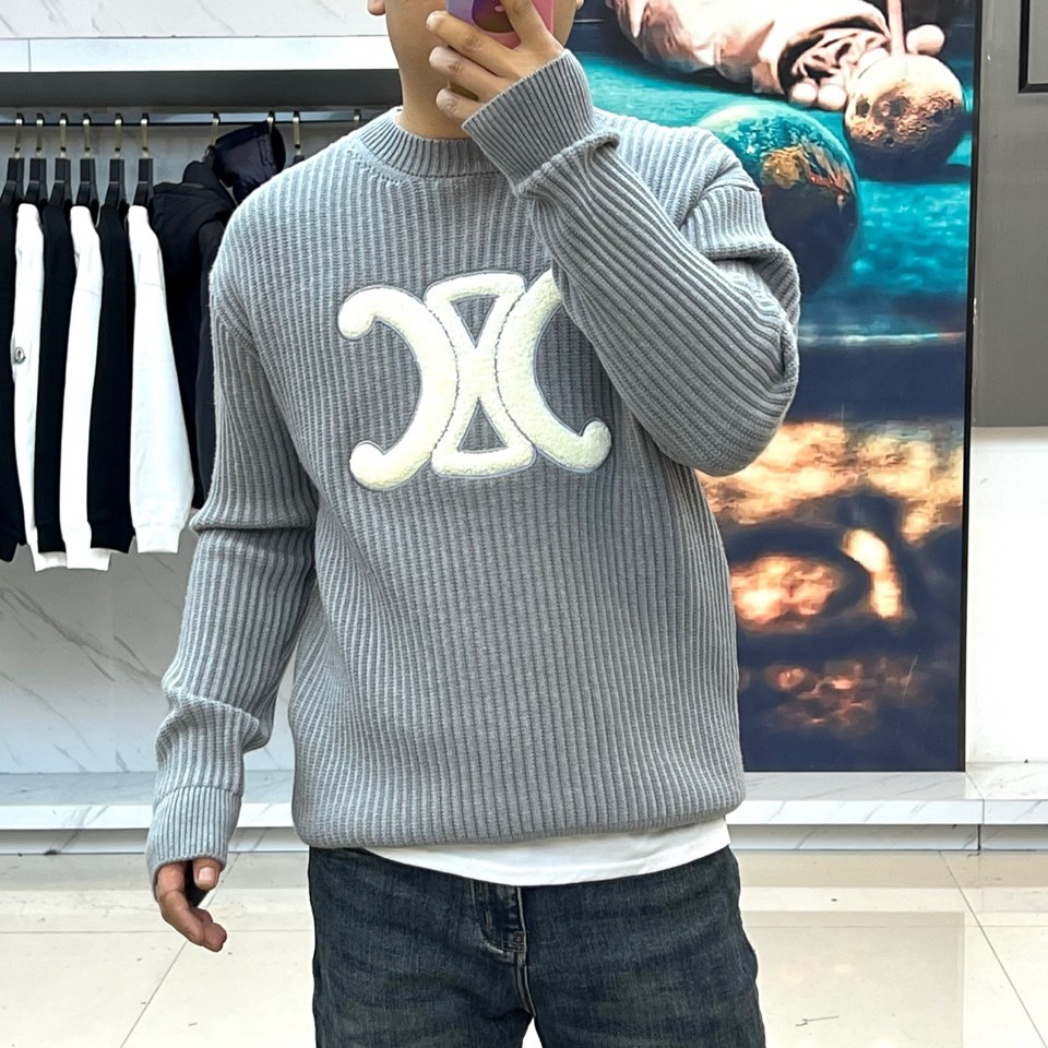 .🌾Celine塞琳、2025秋冬新品羊毛羊绒🐑针织衫，以标志性设计诠释法式简约的永恒魅力。款式采用宽松