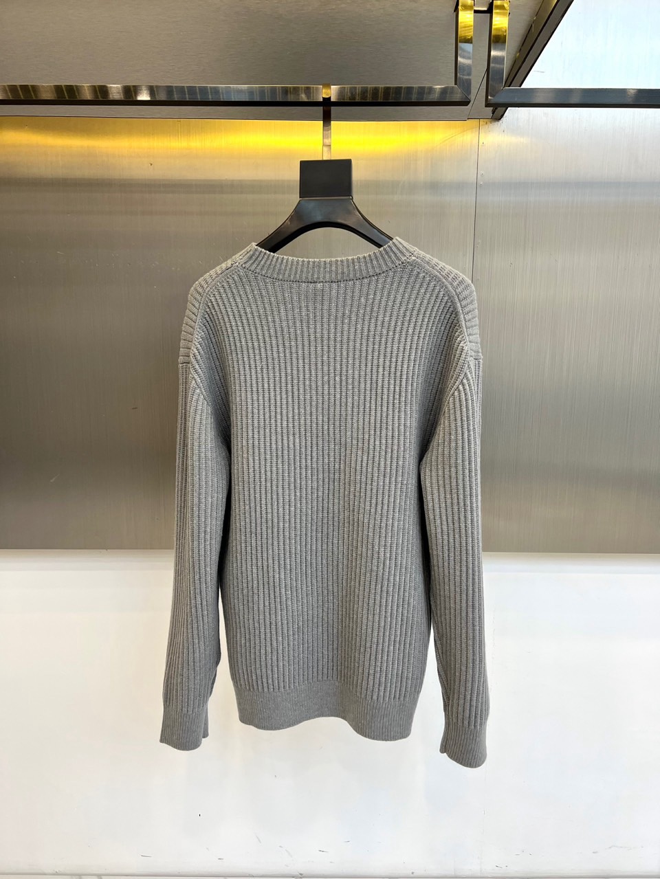 .🌾Celine塞琳、2025秋冬新品羊毛羊绒🐑针织衫，以标志性设计诠释法式简约的永恒魅力。款式采用宽松