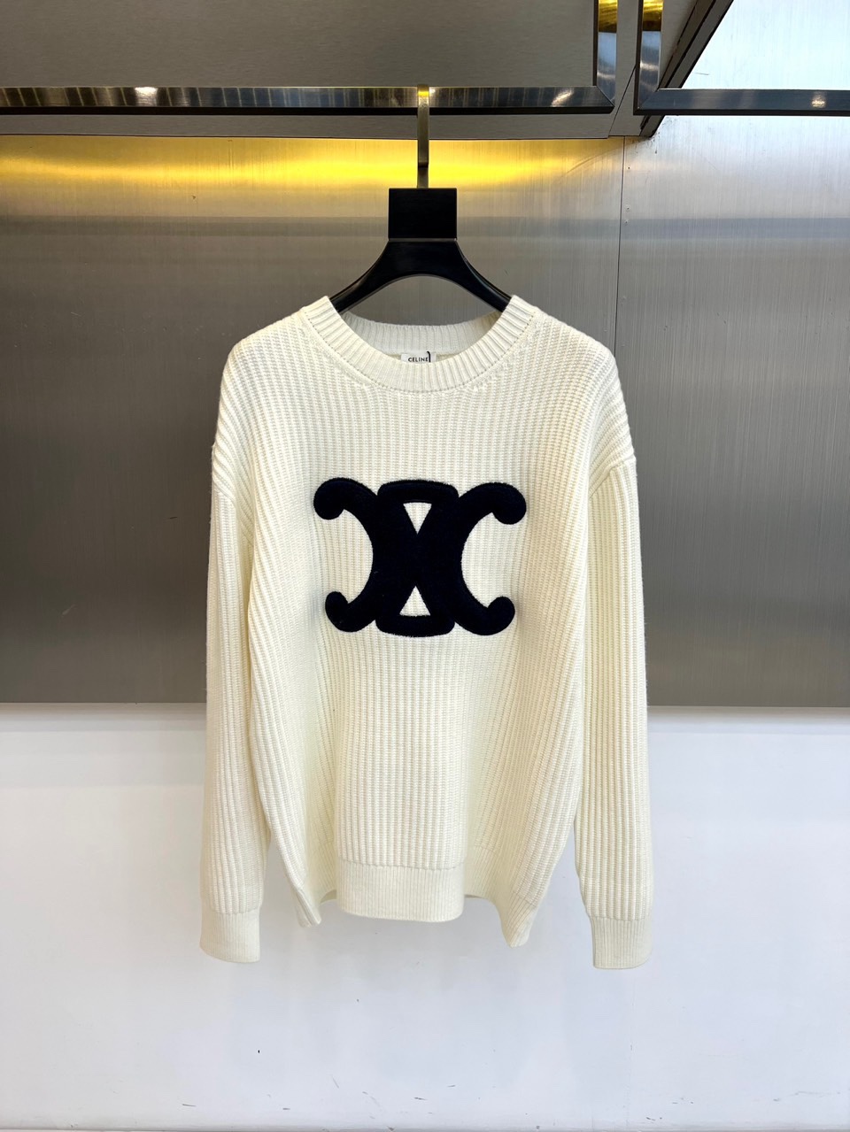 .🌾Celine塞琳、2025秋冬新品羊毛羊绒🐑针织衫，以标志性设计诠释法式简约的永恒魅力。款式采用宽松