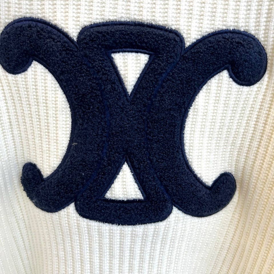 .🌾Celine塞琳、2025秋冬新品羊毛羊绒🐑针织衫，以标志性设计诠释法式简约的永恒魅力。款式采用宽松