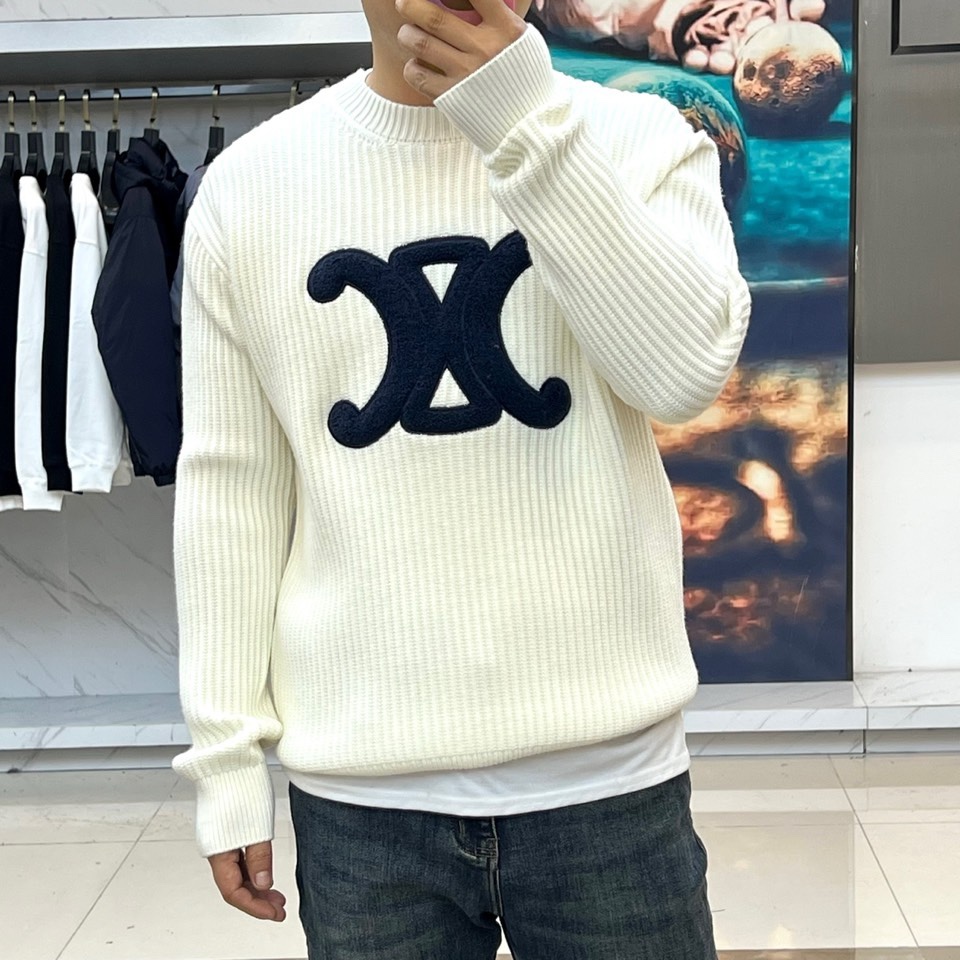 .🌾Celine塞琳、2025秋冬新品羊毛羊绒🐑针织衫，以标志性设计诠释法式简约的永恒魅力。款式采用宽松