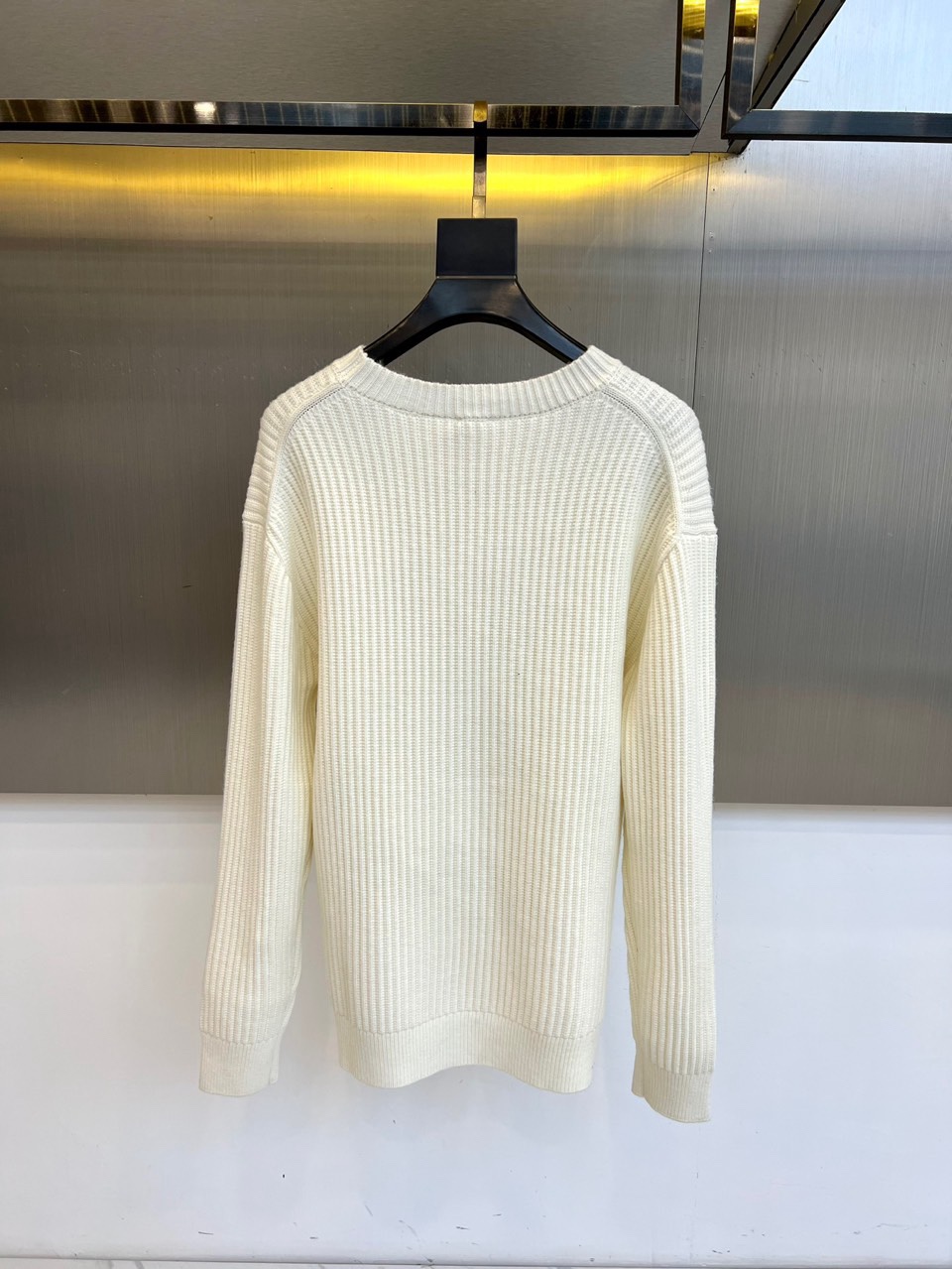 .🌾Celine塞琳、2025秋冬新品羊毛羊绒🐑针织衫，以标志性设计诠释法式简约的永恒魅力。款式采用宽松