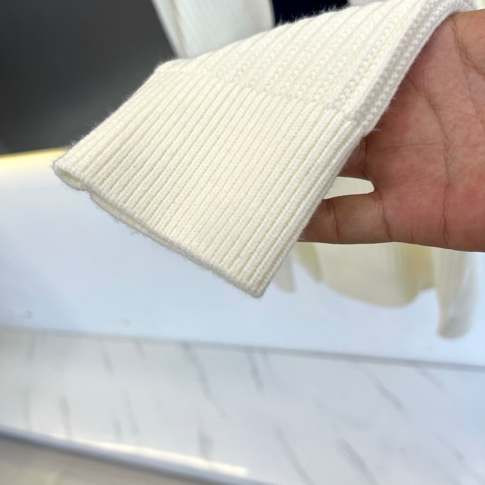 .🌾Celine塞琳、2025秋冬新品羊毛羊绒🐑针织衫，以标志性设计诠释法式简约的永恒魅力。款式采用宽松