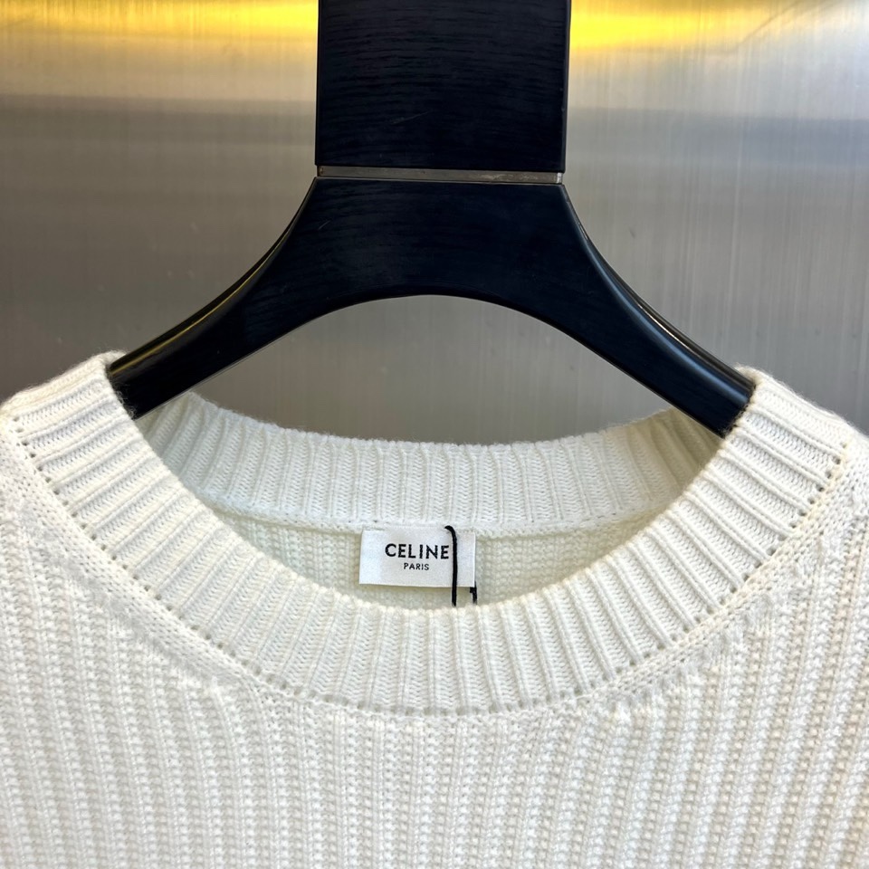 .🌾Celine塞琳、2025秋冬新品羊毛羊绒🐑针织衫，以标志性设计诠释法式简约的永恒魅力。款式采用宽松