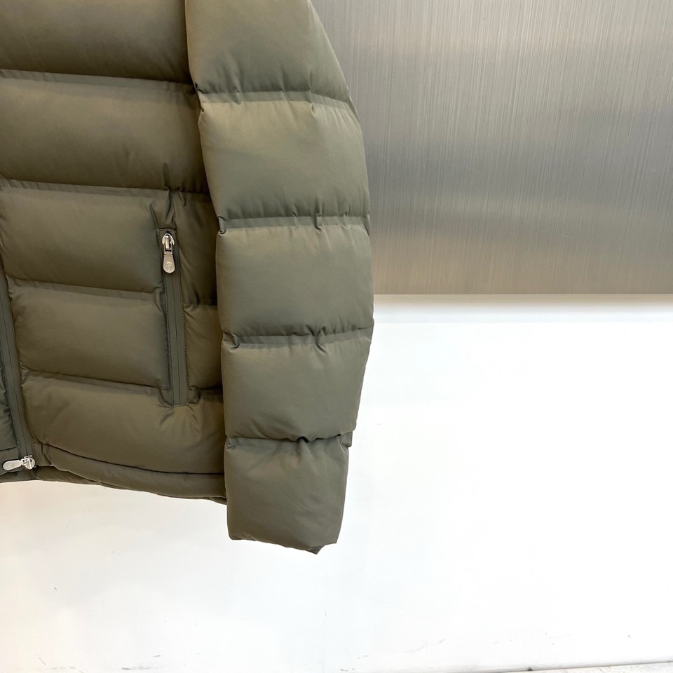 🌾Brunello Cucinelli-2025秋冬新品男士羽绒服，以沉稳军绿色诠释现代都市精英的户外美