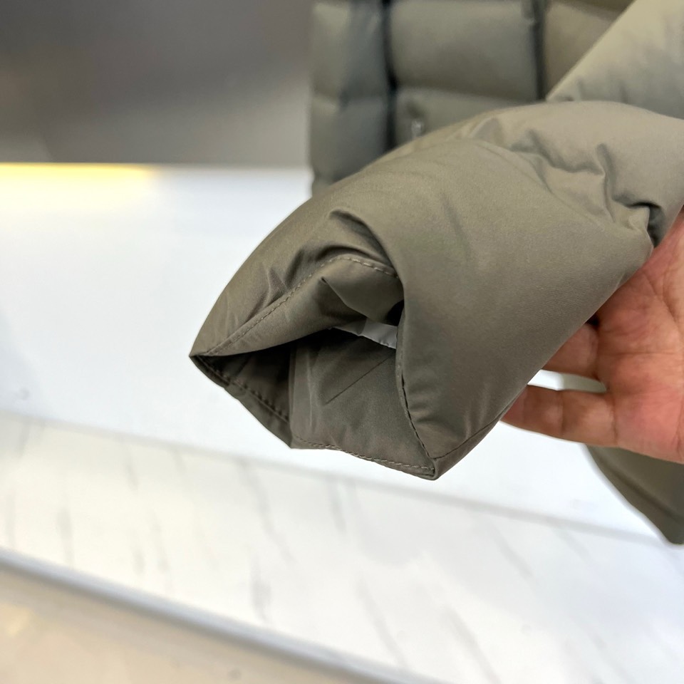 🌾Brunello Cucinelli-2025秋冬新品男士羽绒服，以沉稳军绿色诠释现代都市精英的户外美