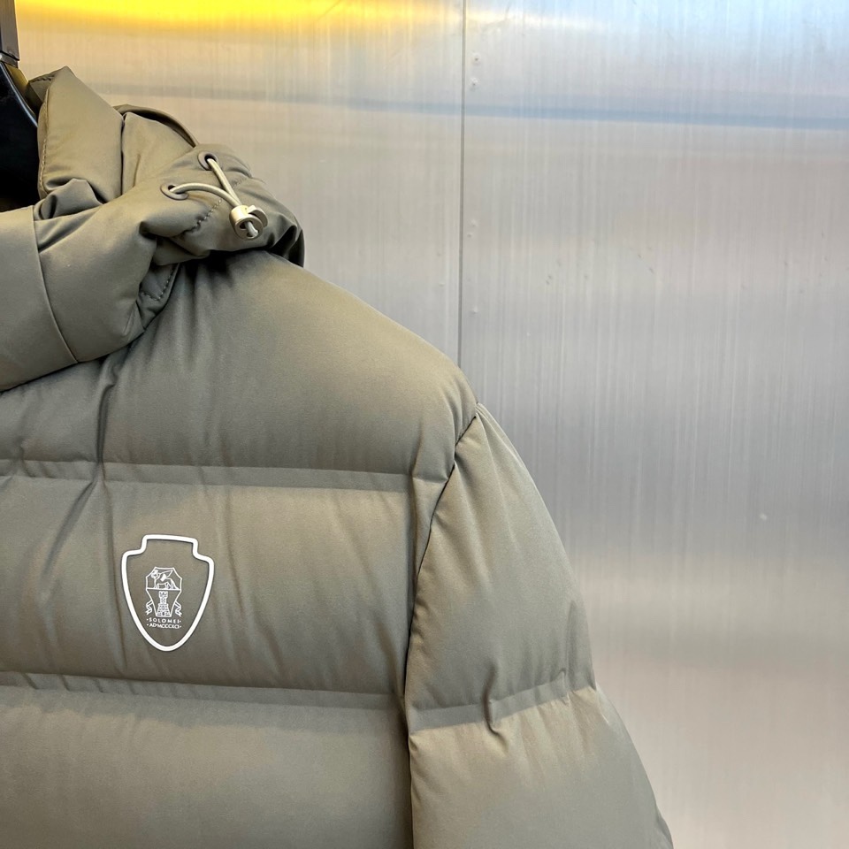 🌾Brunello Cucinelli-2025秋冬新品男士羽绒服，以沉稳军绿色诠释现代都市精英的户外美