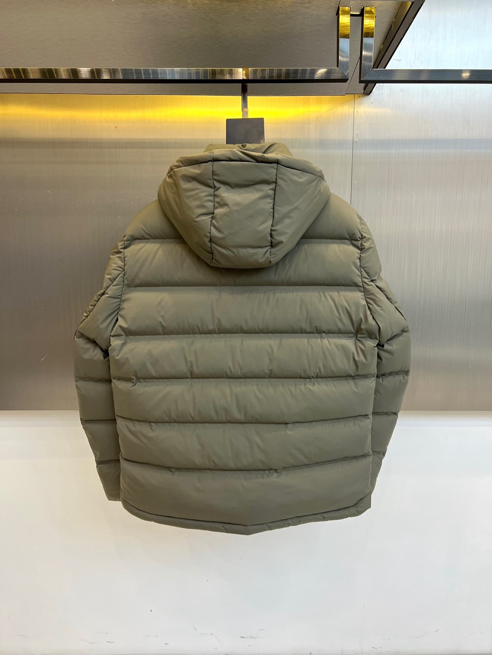 🌾Brunello Cucinelli-2025秋冬新品男士羽绒服，以沉稳军绿色诠释现代都市精英的户外美