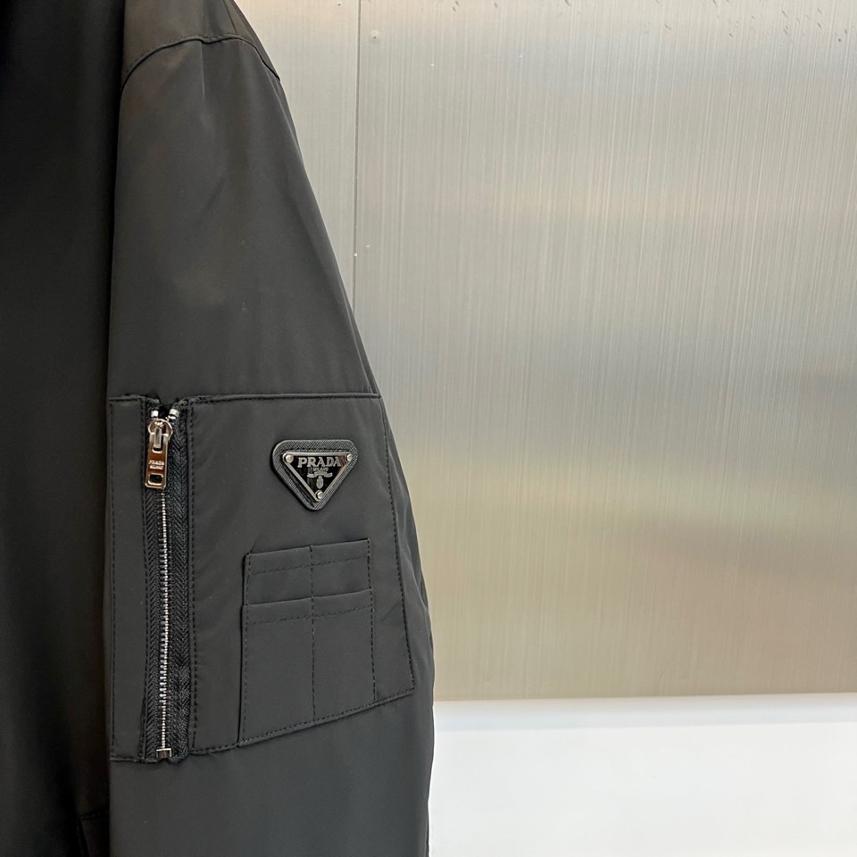 🌾普拉达（鹅绒）2025秋冬新品黑色连帽羽绒服夹克外套，以简约利落的剪裁重塑都市运动风范。采用拉链开合设