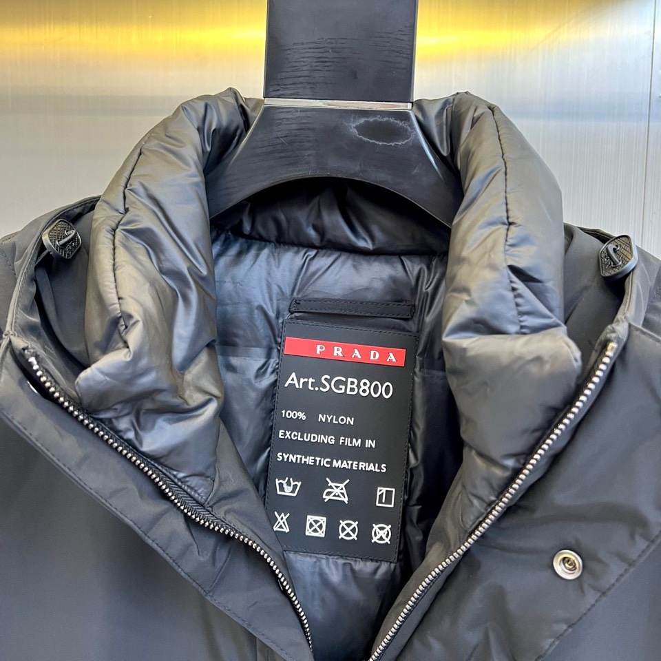 🌾普拉达（鹅绒）2025秋冬新品黑色连帽羽绒服夹克外套，以简约利落的剪裁重塑都市运动风范。采用拉链开合设