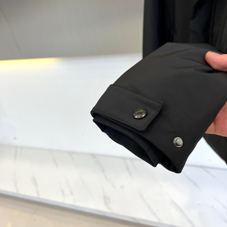 🌾普拉达（鹅绒）2025秋冬新品黑色连帽羽绒服夹克外套，以简约利落的剪裁重塑都市运动风范。采用拉链开合设