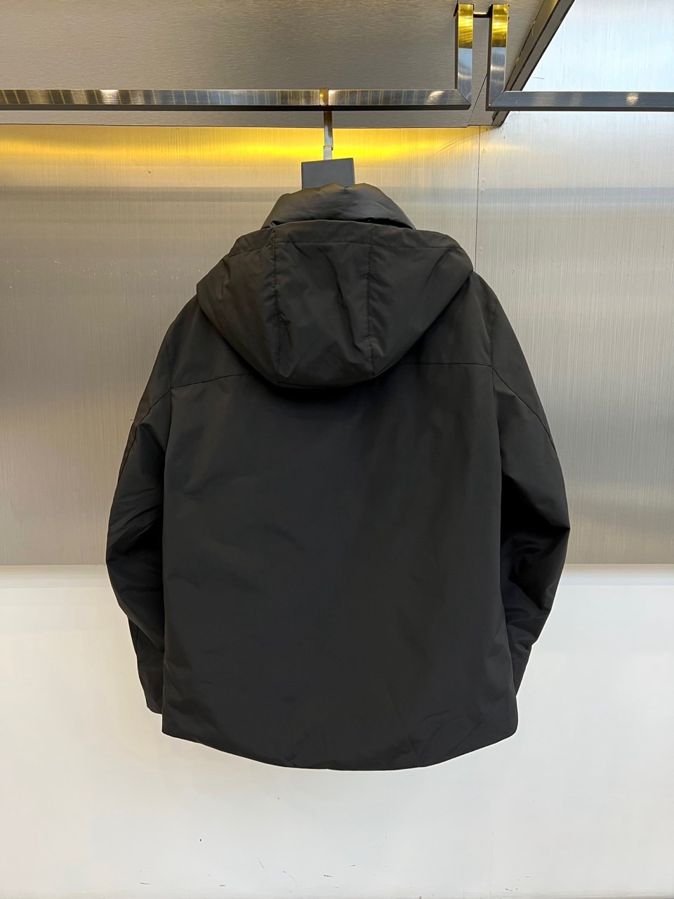 🌾普拉达（鹅绒）2025秋冬新品黑色连帽羽绒服夹克外套，以简约利落的剪裁重塑都市运动风范。采用拉链开合设