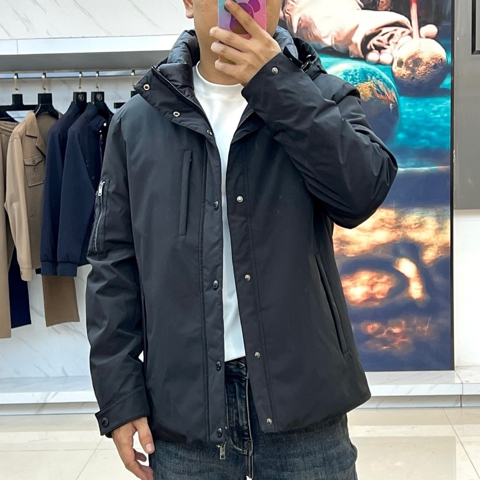 🌾普拉达（鹅绒）2025秋冬新品黑色连帽羽绒服夹克外套，以简约利落的剪裁重塑都市运动风范。采用拉链开合设