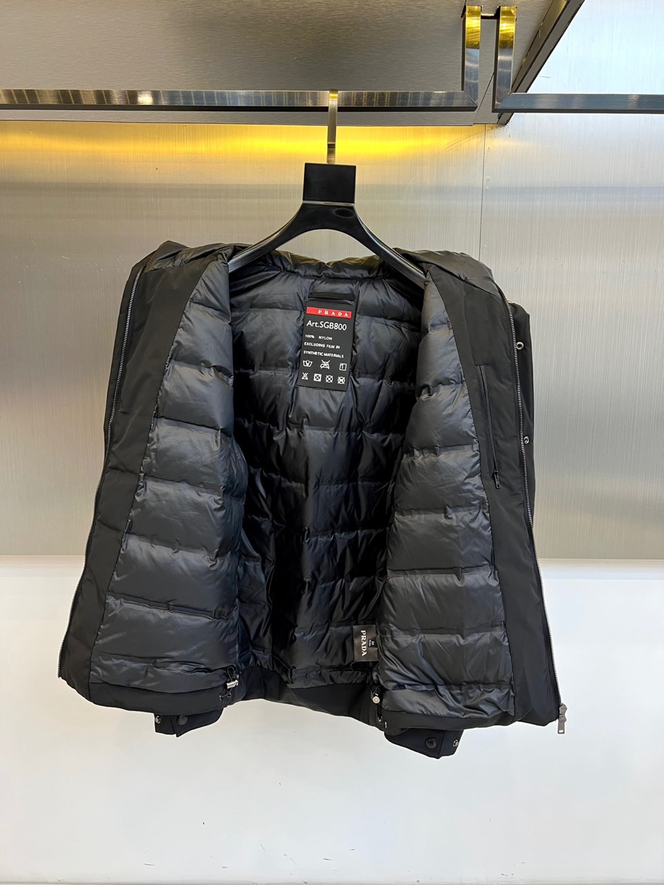 🌾普拉达（鹅绒）2025秋冬新品黑色连帽羽绒服夹克外套，以简约利落的剪裁重塑都市运动风范。采用拉链开合设