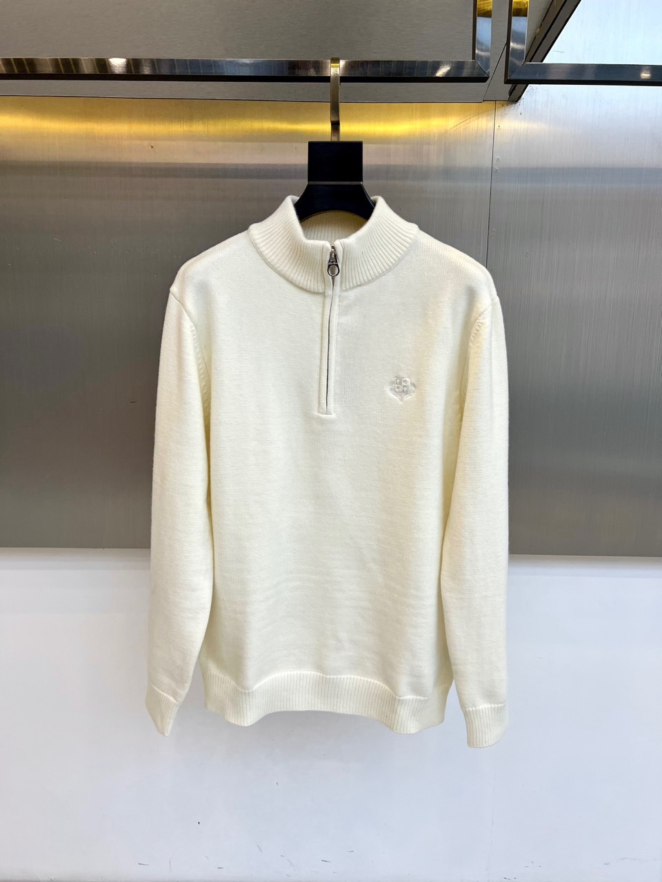 NO:726440,[After-sales service available after the new year] Loro  Piana's elegant and elegant 2025 autumn and winter new high-neck sweater uses a golden ratio of 70% wool and 30% cashmere to interpret the ultimate comfort. The style adopts a half-high collar design with textured zipper closure, embellished with brand logo embroidery on the left chest, and a loose version that uses three-dimensional tailoring to create a lazy yet structured silhouette. The Italian manufacturing process ensures the fineness of every inch of the knitted texture, from the ribbing to the smoothness of the zipper, which reflects exquisite craftsmanship.  The style perfectly combines Alpine dwelling aesthetics and urban elegance, and the off-white tone gives it a warm and high-end texture. The cashmere material brings a cloud-like skin-friendly experience, and the zipper design can adjust the shape of the neckline at will, adapting to a variety of wearing scenarios. This sweater can be worn alone with a wide  Leg pants show a sense of relaxation, and can also be layered with coats to create a winter atmosphere. The temperature control properties of natural materials and low-key details have become a must-have item for those who pursue quiet luxury. 48-56 (model is 173, 143 pounds, upper body size 50),,loro  piana,gold,19860909【可年后售后】 Loro Piana诺悠翩雅、2025秋冬新品高领针织衫,以70羊毛与30羊绒的黄金配比材质诠释极致舒适.款式采用半高领设计搭配质感拉链开合,左胸点缀品牌标志刺绣,宽松版型通过立体剪裁营造慵懒而不失结构的轮廓.意大利制造工艺确保每寸针织纹理的细腻度,从罗纹收边到拉链顺滑度均体现精湛技艺. 风格上完美融合阿尔卑斯山居美学与都市优雅,米白色调赋予其温暖高级的质感.羊绒材质带来云端般的亲肤体验,拉链设计可随意调节领口形态,适配多种穿搭场景.这件针织衫既能单穿搭配阔腿裤展现松弛感,也可作为内搭与大衣层叠塑造冬日氛围,其天然材质的温控特性与低调细节,成为追求静谧奢华人士的必备单品.48-56（模特173,143斤上身50码）,,loro piana,gold,,Men's clothing