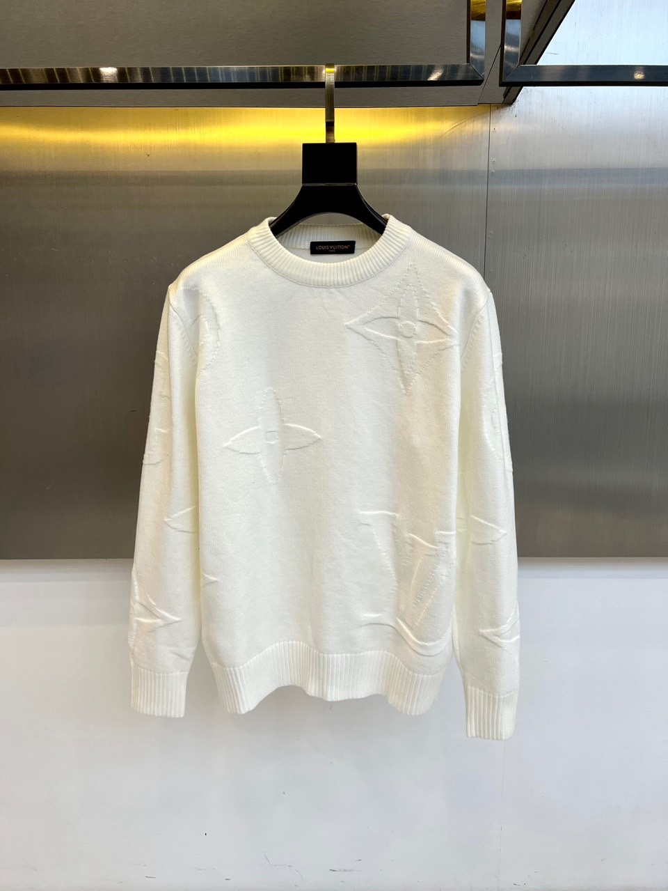 NO:726446,[After-sale service available after the New Year] 1v Vuitton, 2025 autumn and winter light-skin velvet series crew neck sweater  Reshape winter elegance with extreme softness. It uses exclusive light-skin velvet technical fabrics. The cotton-velvet blend brings a light body feel like a cloud. The three-dimensional embossing on the surface hides the classic presbyopia pattern. The round neck is tailored to fit the neck line, and the cuffs and hem adopt seamless stitching technology. Pair with straight-leg pants of the same color to create a high-end minimalist style, or pair with black leather pants for a modern tension; wear with a long camel  The colorful cashmere coat instantly enhances the overall level. From art dinners to city walks, let this sweater integrated with cutting-edge fabric technology become the warmth carrier of your wardrobe. The metal buttons and lining labels continue the brand's exquisite details, allowing warmth and luxury to go hand in hand. 48-56 (model is 173, 143 pounds, upper body size 50),,sweaters,19860909【可年后售后】 1v威登、 2025秋冬轻肤绒系列圆领毛衣 以极致柔软重塑冬日优雅.采用独家轻肤绒科技面料,棉绒混纺带来云朵般轻盈体感,表面立体压纹暗藏经典老花图案.圆领剪裁贴合颈部线条,袖口与下摆采用无痕收针工艺.搭配同色系直筒裤营造高级极简风,或配黑色皮裤碰撞摩登张力；外搭长款驼色羊绒大衣即刻提升整体层次.从艺术晚宴到都市漫步,让这件融入尖端面料科技的毛衣成为你衣橱的温度载体.金属钮扣与内衬标牌延续品牌精工细节,让温暖与奢华并行不悖.48-56（模特173,143斤上身50码）,,sweaters,,Men's clothing