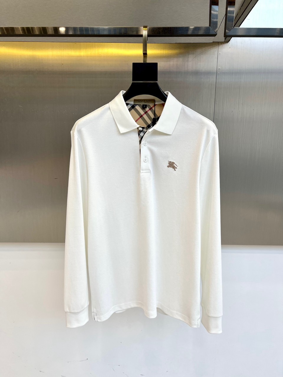 NO:726450,[After-sales service is available after the new year] Burberry, 25 autumn and winter boutiques!  Men's piqué cotton long-sleeved pocket lapel POLO shirt, a basic versatile long-sleeved shirt for men in early autumn, a perfect standard for business elites, can be easily used for daily leisure or work!  The classic collared three-button long-sleeved polo creates a versatile business and sporty atmosphere. It is made from imported pique mesh cotton fabric. The surface of the fabric has a honeycomb shape. It is very breathable and comfortable to wear, and it absorbs moisture and sweats!  M-4XL (model weighs 173,143 pounds, upper body size L),,burberry,burberry,19860909【可年后售后】 Bur巴宝莉、25秋冬精品！男士珠地棉长袖口袋翻领POLO衫,早秋男士基础百搭长袖衫,妥妥的商务精英标配款,日常休闲OR职场上班都能轻松驾驭！ 经典领型三颗扣长袖polo,塑造百搭的商务运动气息~客供进口珠地网眼棉面料制作,面料表面呈现蜂巢形状,着身十分透气舒适,吸湿排汗！M-4XL（模特173,143斤上身L码）,,burberry,burberry,,Men's clothing