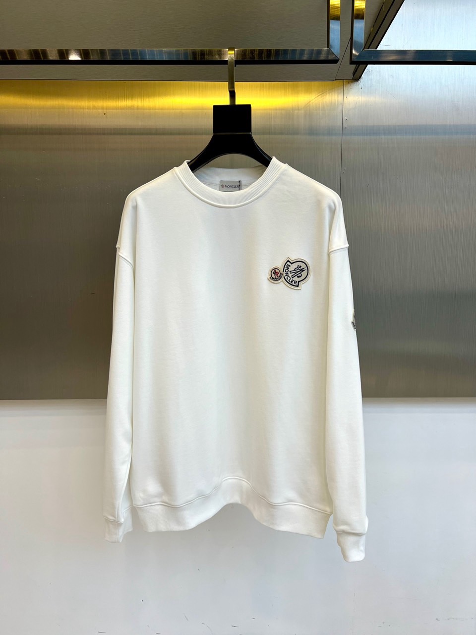 NO:726467,[After-sales service is available after the new year]  Mon, the 2025 autumn and winter new round-neck sweatshirt, interprets exquisite casual aesthetics with a simple silhouette. The soft fabric ensures a comfortable feel. The left chest is decorated with the brand badge and color logo, and the sleeves are embellished with exquisite embroidery. The details highlight the extraordinary identity. The classic white is versatile and timeless, and the badge element cleverly enhances the level and recognition of the style, combining a sense of sports and leisure with  The perfect fusion of luxury style. Whether worn alone or layered, you can easily create a casual yet elegant daily look, showing the consistent high-quality craftsmanship and modern atmosphere of Meng Mou. S-XXXL (model 173, 143 pounds, upper body size M), Moncler, hoodie, sweatshirts,19860909【可年后售后】 Mon蒙口、2025秋冬新品圆领卫衣,以简约廓形诠释精致休闲美学.柔软面料确保舒适体感,左胸饰以品牌徽章与色彩徽标,衣袖点缀精致刺绣,细节之处彰显非凡身份.经典白色百搭隽永,徽章元素巧妙提升造型层次与辨识度,将运动休闲感与奢华格调完美融合.无论是单独穿着或作为内搭叠穿,皆能轻松打造随性又不失考究的日常造型,尽显蒙口一贯的高品质工艺与摩登气息.S-XXXL（模特173,143斤上身M码）,,Moncler,hoodie,sweatshirts,,Men's clothing