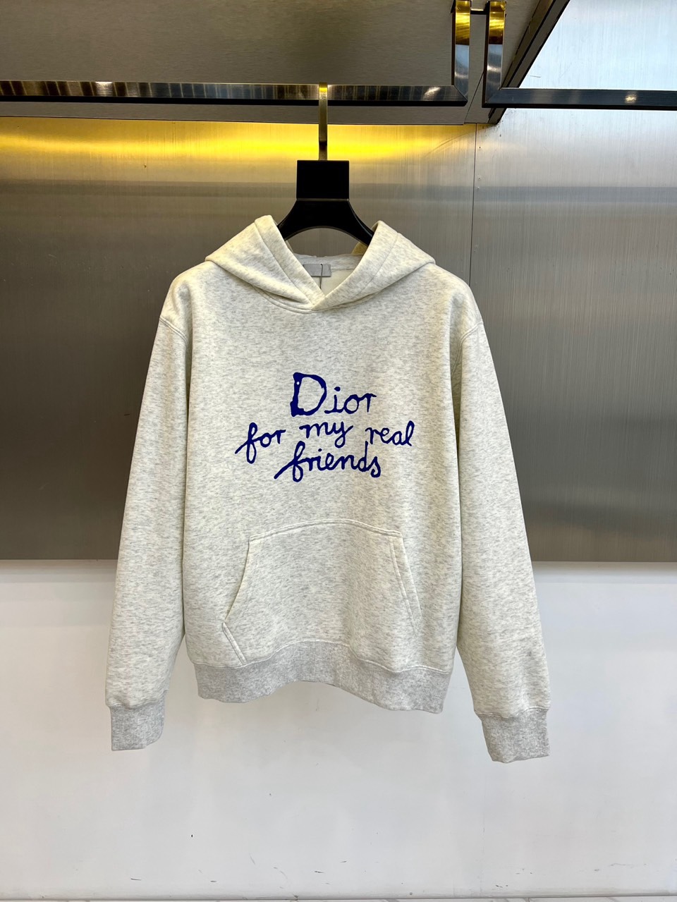 NO:726473,[After-sale after the New Year] Dio Dior, 2025 autumn and winter new hooded sweatshirt, the style adopts a classic hood and kangaroo pocket design, taking into account both casualness and practicality. The ribbing on the cuffs and hem is neat and warm. The front of the sweatshirt is decorated with an eye-catching black handwritten slogan 'Dior for my real'  friends', with free and easy brushstrokes, giving the item a sincere emotional connection. It is made of selected cotton, with a soft velvet fabric inside, which has a delicate touch and is temperature-locking, and the quality is highlighted in every detail. Made in Italy ensures exquisite craftsmanship, and clear washing and care signs are printed on the inner label. In terms of style, it integrates the sophistication of high fashion into daily streets, and the slogan directly expresses the attitude of intimacy and sharing, weakening the sense of luxury.  A sense of distance. Whether worn alone with jeans, or as an inner layer with a slogan under a coat, it can create a casual look that is both warm, comfortable and expressive of personality in winter. It is a fashion statement dedicated to close friends and honest to oneself. M-4XL (model 173,143 pounds, upper body size L),, dior, dior, hoodie, sweatshirts, jeans, hats,19860909【可年后售后】 Dio迪奥、2025秋冬新品连帽卫衣,款式采用经典连帽与袋鼠口袋设计,兼顾休闲感与实用性,袖口及下摆的罗纹收口利落且保暖.卫衣正面饰以醒目的黑色手写体标语“Dior for my real friends”,笔触洒脱,赋予单品真挚的情感联结.精选棉制成,内里采用柔软加绒面料,触感细腻且锁温,细节处彰显品质.意大利制造确保了精湛的工艺水准,内侧标签印有清晰的洗涤保养标识.风格上,它将高级时装的精致感融入日常街头,标语直白地表达出亲切与分享的态度,削弱了奢侈品的距离感.无论是单穿搭配牛仔裤,或作为内搭在大衣下露出标语,都能在冬日营造出兼具温暖、舒适与个性表达的随性造型,是献给挚友亦是对自我坦诚的时尚宣言.M-4XL（模特173,143斤上身L码）,,dior,dior,hoodie,sweatshirts,jeans,hats,,Men's clothing