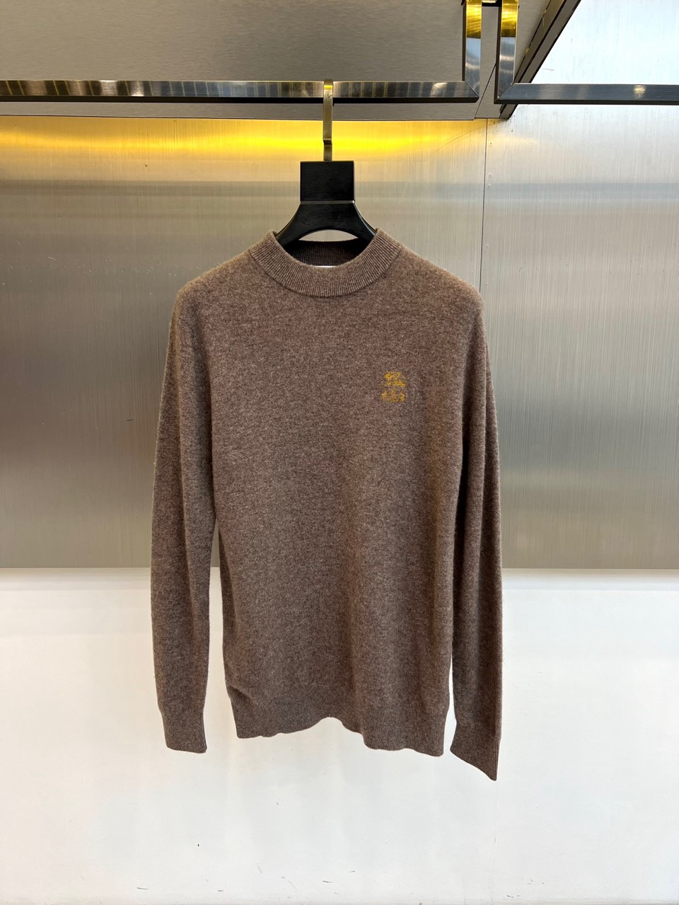 NO:726478,[After-sales service available after the new year] Brunello Cucinelli-BC  The new 2025 autumn and winter half turtleneck sweater is made of Italian cashmere material, which is extremely soft to the touch, skin-friendly and warm. The style is slim and neat, and the half turtleneck design elegantly resists the cold wind. The left chest is embellished with golden bear embroidery, injecting smart interest into the calm tones. Its style perfectly combines classic elegance and modern playfulness, and the dark brown color highlights the texture of autumn and winter, and is luxurious in a low-key manner.  .Whether it is worn with a jacket for formal occasions or worn alone to create a casual look, it can show extraordinary taste. Exquisite craftsmanship and high-end materials, combined with professional maintenance requirements, prove its excellent quality and become a warm and fashionable must-have item in the autumn and winter wardrobe. M-4XL (model is 173, 143 pounds, upper body size L),, brunello  cucinelli,jackets & coats,19860909【可年后售后】 Brunello Cucinelli-BC 2025秋冬新品半高领针织衫,采用意大利山羊绒材质,触感极致柔软,亲肤保暖.款式修身利落,半高领设计优雅抵御寒风,左胸点缀金色小熊刺绣,为沉稳色调注入灵动趣味.其风格完美融合经典优雅与现代俏皮,深棕色彰显秋冬质感,低调中见奢华.无论是搭配外套出席正式场合,还是单穿塑造休闲造型,皆能展现非凡品味.精湛工艺与高档材质,配合专业养护要求,印证其卓越品质,成为秋冬衣橱中兼具温暖与时髦的必备单品.M-4XL（模特173,143斤上身L码）,,brunello cucinelli,jackets & coats,,Men's clothing