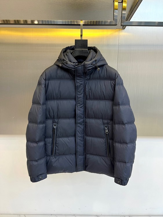 NO:726489,Loro Piana  The new 2025 autumn and winter down jacket interprets top luxury with a low-key and restrained design. This down jacket adopts a deep blue tone to show its calm temperament. The classic diamond quilting is evenly spread on the body, which not only effectively locks in warmth, but also builds a delicate three-dimensional texture.  The hooded design is equipped with an adjustable drawstring, which combines practical protection with a casual silhouette. The smooth zipper opening and zipper pockets on both sides provide convenient storage while maintaining simple and smooth lines. The tightening design of the cuffs further enhances the windproof performance.  Its style perfectly fits the brand's consistent secret luxury philosophy. The simple and smooth silhouette abandons superfluous decoration and returns the focus to the excellent fabrics and exquisite craftsmanship itself. The deep blue is very tolerant and can be integrated into the rigorous atmosphere of urban commuting as well as suitable for weekend leisure.  Cozy time. Whether it is worn with cashmere knitting to create an elegant and warm winter image, or paired with casual trousers, it can silently demonstrate the taste that transcends time and the pursuit of ultimate comfort. M-4XL (model 173, 143 pounds, upper body size L),,loro  piana,down jacket,hats,19860909Loro Piana 2025秋冬新品羽绒服,以低调内敛的设计诠释顶级奢华.这款羽绒服采用深邃的蓝色调,彰显沉稳气质.经典的菱格绗缝均匀铺陈于衣身,不仅有效锁住温暖,更构筑出细腻的立体肌理.连帽设计配有可调节抽绳,兼顾实用防护与随性轮廓.顺滑的拉链开合与两侧的拉链口袋,在提供便捷储物功能的同时,保持了线条的简洁流畅.袖口的收紧设计,则进一步强化了防风性能. 其风格完美契合品牌一贯的隐秘奢华哲学.简约流畅的廓形摒弃多余装饰,将焦点回归至卓越面料与精湛工艺本身.深邃蓝色极具包容力,既能融入都市通勤的严谨氛围,也能适配周末休闲的惬意时光.无论是内搭羊绒针织塑造儒雅暖冬形象,还是与休闲裤装搭配,都能在无声中彰显超越时间的品味与对极致舒适的追求.M-4XL（模特173,143斤上身L码）,,loro piana,down jacket,hats,,Men's clothing