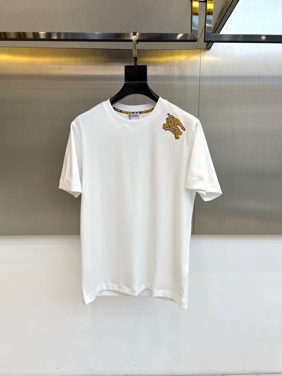 NO:726492,Burberry, 2026 spring and summer T-shirt, presents a simple silhouette with a classic round neck and short sleeves. The dropped shoulder design and loose tailoring ensure all-day wearing comfort. The exquisite tiger embroidery on the left shoulder is the visual core, and the vivid pattern shows the exquisite craftsmanship and the brand's iconic British playful spirit. The silky cotton fabric is selected to give the skin a soft touch. Its style  Cleverly blending classic elegance and contemporary sportiness, the item can easily transition between leisure and urban daily life, injecting a casual personality vitality into the overall look. 48-56 (model weighs 173,143 pounds, upper body size 50),, burberry, burberry, T-shirt, tees, t-shirt,19860909Bur巴宝莉、2026春夏T恤,以经典圆领短袖呈现简约廓形.落肩设计与宽松剪裁,确保了全天候的穿着舒适度.左肩处以精巧的老虎刺绣作为视觉核心,生动图案展现精湛手工与品牌标志性的英伦玩味精神.甄选丝滑棉质面料,赋予肌肤柔顺触感.其风格巧妙融合了经典优雅与当代运动气息,使单品能轻松过渡于休闲与都市日常之间,为整体造型注入一抹不经意的个性活力.48-56（模特173,143斤上身50码）,,burberry,burberry,T-shirt,tees，t-shirt,,Men's clothing