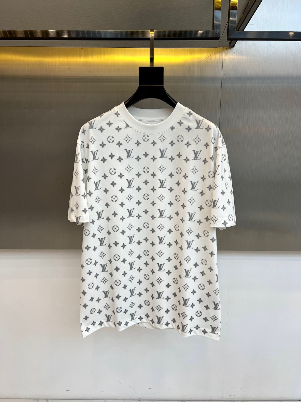 NO:726497,1v Vuitton's new men's T-shirts for spring and summer 2026 are now on sale. This style adopts a loose and comfortable round neck short-sleeved silhouette, which is casual and practical. In terms of design, the brand's iconic Monogram presbyopia pattern is laid out on the body in an all-over print. The classic four-leaf flower and monogram are staggered to form a layered visual texture, showing a luxurious heritage. The overall style perfectly integrates the brand's long-standing travel spirit and contemporary street fashion, and combines the highly recognizable symbol  The number is transformed into daily expression. High-quality cotton fabrics are selected to ensure a soft and skin-friendly wearing feel. Whether it is a casual look or a layered interpretation, it can easily become the finishing touch of the overall outfit. The fashion circle is very popular, and it can be easily managed for daily casual or trendy wear. It goes well with jeans and casual pants. 48-56 (model is 173,143 pounds, upper body size 50), jeans, T-shirt, tees, t-shirt,198609091v威登、2026春夏男士T恤新品现已发售.本款采用宽松舒适的圆领短袖廓形,版型休闲且实穿.设计上,将品牌标志性的Monogram老花图案以满印形式铺陈于衣身,经典四叶花与字母组合交错排列,形成富有层次感的视觉纹理,尽显奢华底蕴.整体风格完美融合品牌悠久的旅行精神与当代街头时尚,将极具辨识度的符号化为日常表达.甄选优质棉质面料,确保柔软亲肤的穿着体感.无论是打造休闲造型还是叠搭演绎,皆能轻松成为整体穿搭的点睛之笔,时尚圈超火,日常休闲或潮流穿搭都能轻松驾驭,搭配牛仔裤、休闲裤都很出彩.48-56（模特173,143斤上身50码）,,jeans,T-shirt,tees，t-shirt,,Men's clothing