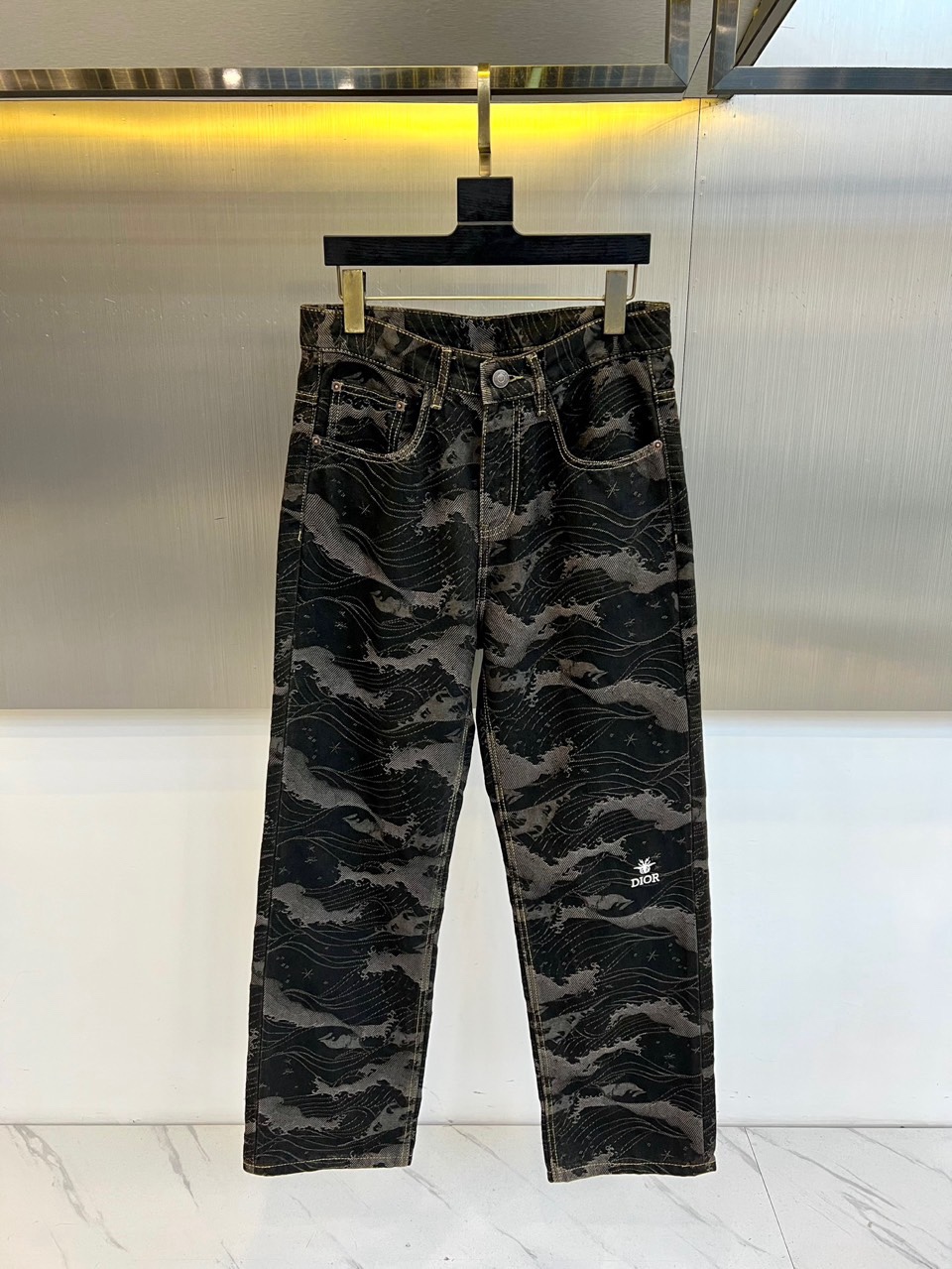 NO:726458,Dior's 2025 autumn and winter series jeans reshape the classic straight fit and outline a neat figure with smooth lines. The trousers are uniquely integrated with wave element prints, as if you are carrying a dynamic art scroll with you, giving every detail a smart rhythm and high-end artistic texture. The iconic Dior embroidery is exquisitely embellished, low-key interpreting the brand's luxurious identity.  Its design cleverly balances classics and innovations, and its style is highly malleable. Paired with a simple shirt, it instantly shows an elegant and capable urban temperament; combined with a personalized sweater, it can easily create an uninhibited contemporary street style. Exquisite craftsmanship ensures a comfortable and comfortable wearing experience. It is not only a daily item, but also a powerful expression of personal fashion attitude. This pair of jeans perfectly combines ingenuity and creativity, leading the new trend of autumn and winter wear. 29-38 (no 35  37),,dior,hoodie,sweatshirts,jeans,shirts,19860909Dior 2025秋冬系列牛仔裤,重塑经典直筒版型,以流畅线条勾勒利落身形.裤身独具匠心地融入海浪元素印花,仿佛将动态的艺术画卷随身携带,赋予每一处细节灵动韵律与高级艺术质感.标志性的Dior刺绣精工点缀,低调诠释品牌奢华身份. 其设计巧妙平衡经典与创新,风格极具可塑性.搭配简约衬衫,即刻展现优雅干练的都市气质；与个性卫衣组合,则能轻松塑造不羁的当代街头风尚.精湛工艺确保穿着体验舒适自如,不仅是日常单品,更是个人时尚态度的有力表达.这款牛仔裤完美融合匠心与创意,引领秋冬穿搭新风潮.29-38（无35 37）,,dior,hoodie,sweatshirts,jeans,shirts,,Men's clothing