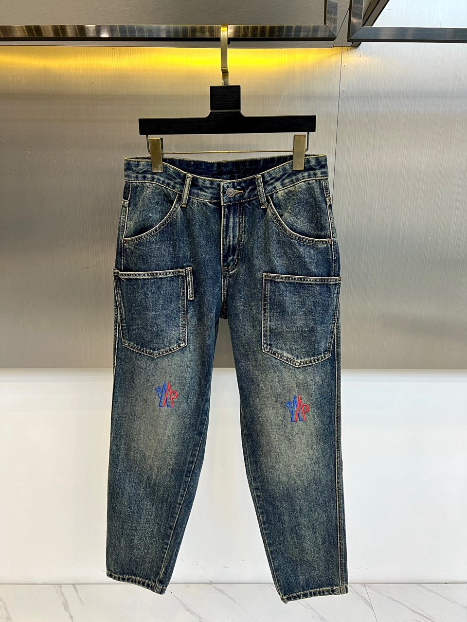 NO:726463,[After-sales service is available after the new year]  Mon's new jeans for autumn and winter 2025 are presented in a classic straight silhouette, optimizing body shape tolerance and ensuring comfortable and comfortable wearing. In terms of style details, practical large pockets are equipped on both sides of the trousers to enhance workwear style and functionality; exquisite embroidery patterns are integrated into the knees, low-key highlighting the brand logo, and injecting a trendy artistic atmosphere. Style integration  The casual and modern design language of retro denim combines a nostalgic texture with a sense of seasonal fashion. Its diverse matching potential is outstanding. Whether it is a simple top or a personalized jacket, it can easily enhance the fashion level of the overall look and become an indispensable highlight item in autumn and winter wear, perfectly interpreting the balance between practicality and aesthetics. 29-38 (No 35  37),,Moncler,jeans,jackets & coats,19860909【可年后售后】 Mon蒙口、2025秋冬新品牛仔裤,以经典直筒版型呈现,优化身形包容度,确保穿着舒适自如.款式细节上,裤身两侧搭载实用大口袋,强化工装风范与功能性；膝盖处融入精致刺绣图案,低调彰显品牌标识,注入潮流艺术气息.风格融合复古牛仔的随性不羁与现代设计语言,兼具怀旧质感与当季流行感.其多元搭配潜力突出,无论是简约上衣或个性外套,都能轻松提升整体造型的时尚层次,成为秋冬穿搭中不可或缺的亮点单品,完美诠释实用与美学的平衡.29-38（无35 37）,,Moncler,jeans,jackets & coats,,Men's clothing