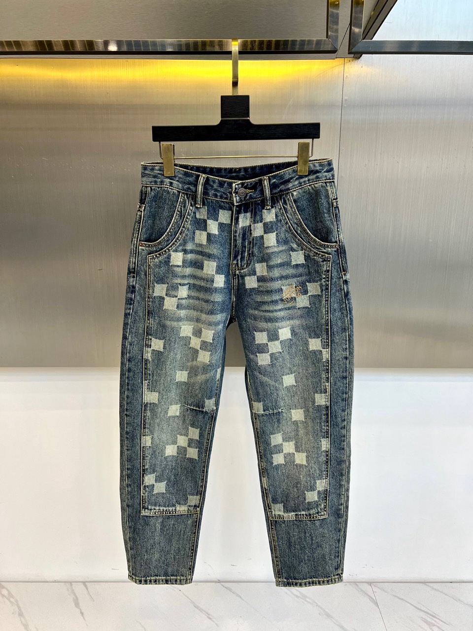 NO:726475,[Available for sale after the year] 1v Vuitton, 2025 autumn and winter series jeans, reshape classic denim with iconic designs. The style adopts a slim straight version to accurately modify the leg shape. The biggest highlight of the pants is the creative splicing of the brand's classic checkerboard pattern. Through the combination of blocks of different sizes, a three-dimensional visual effect with geometric beauty is constructed, which is highly recognizable. Supplemented by textured metal buckles and exquisite zippers, exquisite craftsmanship is demonstrated in details.  Its style cleverly balances street casualness and high-end fashion. The use of iconic patterns instantly enhances the luxury and artistic atmosphere of the overall look, transforming casual items into a style statement. Whether it is paired with a simple sweater to present a low-key sophistication, or layered with a trendy jacket to create an avant-garde style, it can be easily controlled and becomes a must-have item that shows unique taste and leads the autumn and winter trends. 29-38 (no 35 37),,jeans,jackets & coats,19860909【年后可售后】 1v威登、2025秋冬系列牛仔裤,以标志性设计重塑经典丹宁.款式采用修身直筒版型,精准修饰腿型.裤身最大的亮点在于融入品牌经典棋盘格图案的创意拼接,通过不同大小的方块组合,构筑出富有几何美感的立体视觉效果,极具辨识度.辅以质感金属扣饰与精致拉链,于细节处彰显精湛工艺. 其风格巧妙平衡了街头随性与高端时尚.标志性图案的运用瞬间提升整体造型的奢华与艺术气息,将休闲单品转化为风格宣言.无论是搭配简约针织衫呈现低调的精致感,还是与潮流外套叠穿打造先锋型格,都能轻松驾驭,成为彰显独到品味、引领秋冬潮流的必备单品.29-38（无35 37）,,jeans,jackets & coats,,Men's clothing