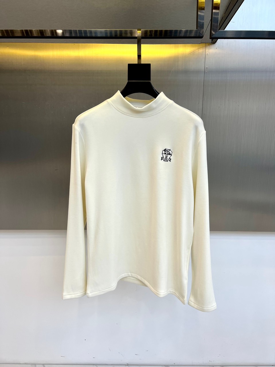 NO:726480,[After-sales service is available after the new year] BC  The new double-sided velvet top for autumn and winter 2025 interprets comfortable aesthetics with a simple half-high collar silhouette and smooth tailoring. The exquisite brand embroidery on the left chest becomes the finishing detail, quietly enhancing the overall texture. Its core lies in the innovatively developed double-sided velvet fabric, which integrates  It combines multiple ingredients such as 31.9 warm acrylic, 29.2 skin-friendly cotton, 7.3 regenerated cellulose fiber and 2.6 soft wool. Through scientific proportioning, it achieves a light and fluffy touch, excellent warmth retention and excellent elastic recovery.  The overall style strikes a delicate balance between a lazy home feel and a decent outing. The unique soft wrapping feel of the fabric ensures all-day comfort. Whether paired with casual bottoms to create a warm and casual daily style, or layered with various coats as an inner layer, it can easily enhance the layering and high-level comfort of the style, becoming a must-have item in the autumn and winter wardrobe that has both a sense of technology and practicality. M-4XL (model 173, 143 catties upper body L), jackets & coats,19860909【可年后售后】 BC 2025秋冬新品双面绒上衣,以简约半高领廓形与流畅剪裁诠释舒适美学.左胸口精致的品牌刺绣成为点睛细节,低调提升整体质感.其核心在于创新研发的双面绒面料,融合31.9温暖腈纶、29.2亲肤棉质、7.3再生纤维素纤维及2.6柔软羊毛等多元成分,通过科学配比,实现了轻盈蓬松的触感、卓越的保暖性与出色的弹性回复力. 整体风格在慵懒居家感与得体外出装束间取得精妙平衡.面料特有的柔软包裹感确保了全天候穿着舒适.无论是搭配休闲下装营造温暖随性的日常风格,还是作为内搭与各类外套层叠,都能轻松提升造型的层次感与高级舒适度,成为秋冬衣橱中兼具科技感与实用性的必备单品.M-4XL（模特173,143斤上身L）,,jackets & coats,,Men's clothing