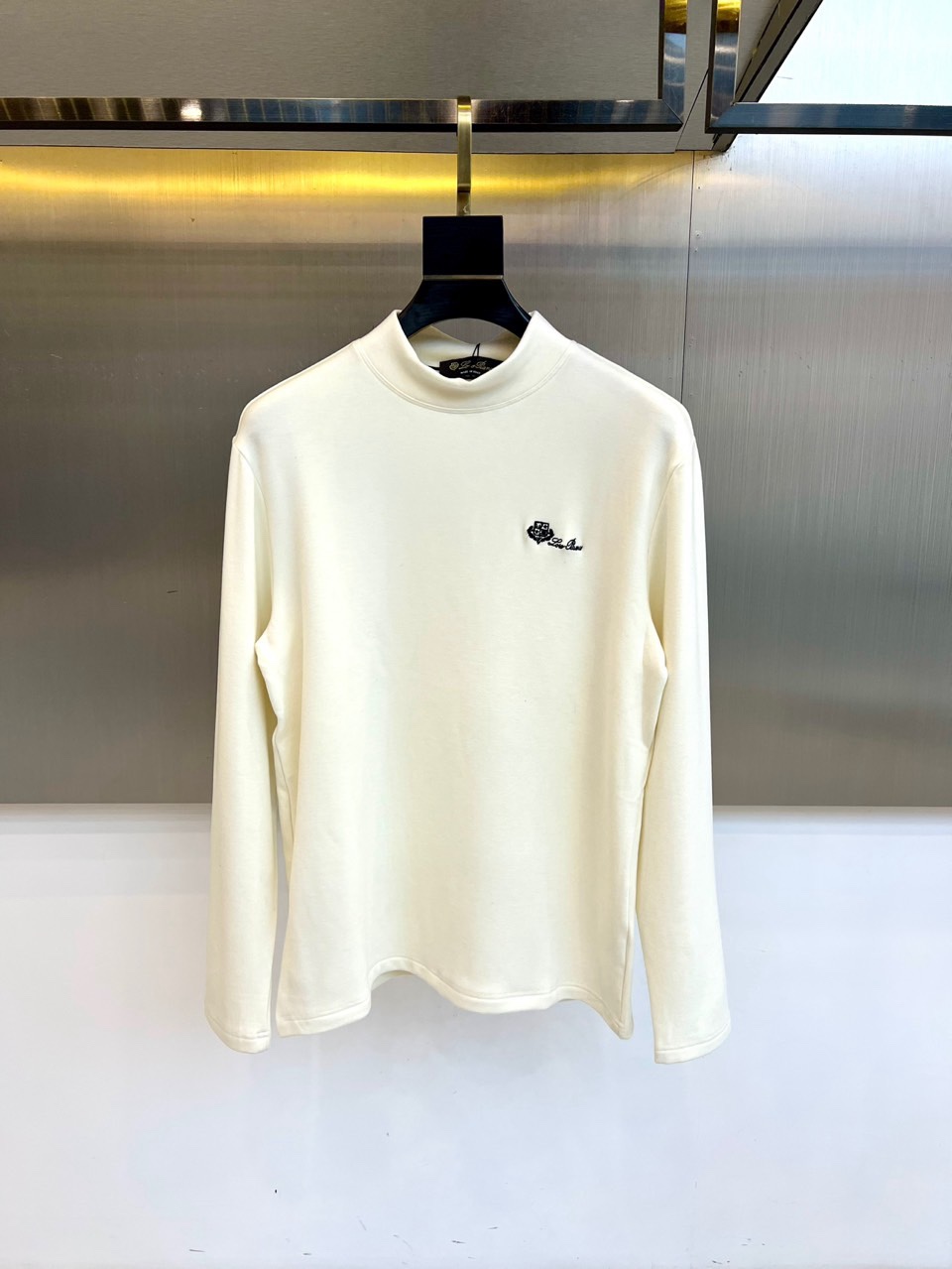 NO:726484,[After-sale after-sale] LP, 2025 new autumn and winter double-sided velvet top interprets comfortable aesthetics with a simple half-high collar silhouette and loose tailoring. The classic logo embroidery on the left chest low-key highlights the brand identity. The innovative blended double-sided velvet fabric is selected, soft and skin-friendly and elastic. Its unique ingredient ratio - combining the warm and fluffy acrylic, the breathability of cotton and the natural softness of wool - achieves excellent warmth retention and all-weather comfort experience under the light weight of the fabric.  The overall style perfectly balances a lazy home feel and a decent outing look. The simple design gives it a strong matchability. Whether it is paired with casual trousers to create a casual and warm daily style, or layered with a jacket, it can easily improve the texture and comfort of the overall outfit. It has become a core item that balances fashion and practicality in autumn and winter. M-4XL (model 173, 143 pounds upper body L),, loro piana, jackets & coats,19860909【可年后售后】 LP、2025秋冬新品双面绒上衣,以简约半高领廓形与宽松剪裁诠释舒适美学.左胸处经典徽标刺绣低调彰显品牌身份.甄选创新混纺双面绒面料,柔软亲肤且富有弹性.其独特成分配比——融合了腈纶的温暖蓬松、棉质的透气感与羊毛的天然柔软——成就了面料轻盈包裹下的卓越保暖性与全天候舒适体验. 整体风格完美平衡了慵懒的居家感与得体的外出造型.简约的设计赋予其极强搭配性,无论是搭配休闲裤装营造随性温暖的日常风格,还是作为内搭与外套层叠,都能轻松提升整体着装的质感与舒适度,成为秋冬季节兼顾时尚与实用性的核心单品.M-4XL（模特173,143斤上身L）,,loro piana,jackets & coats,,Men's clothing