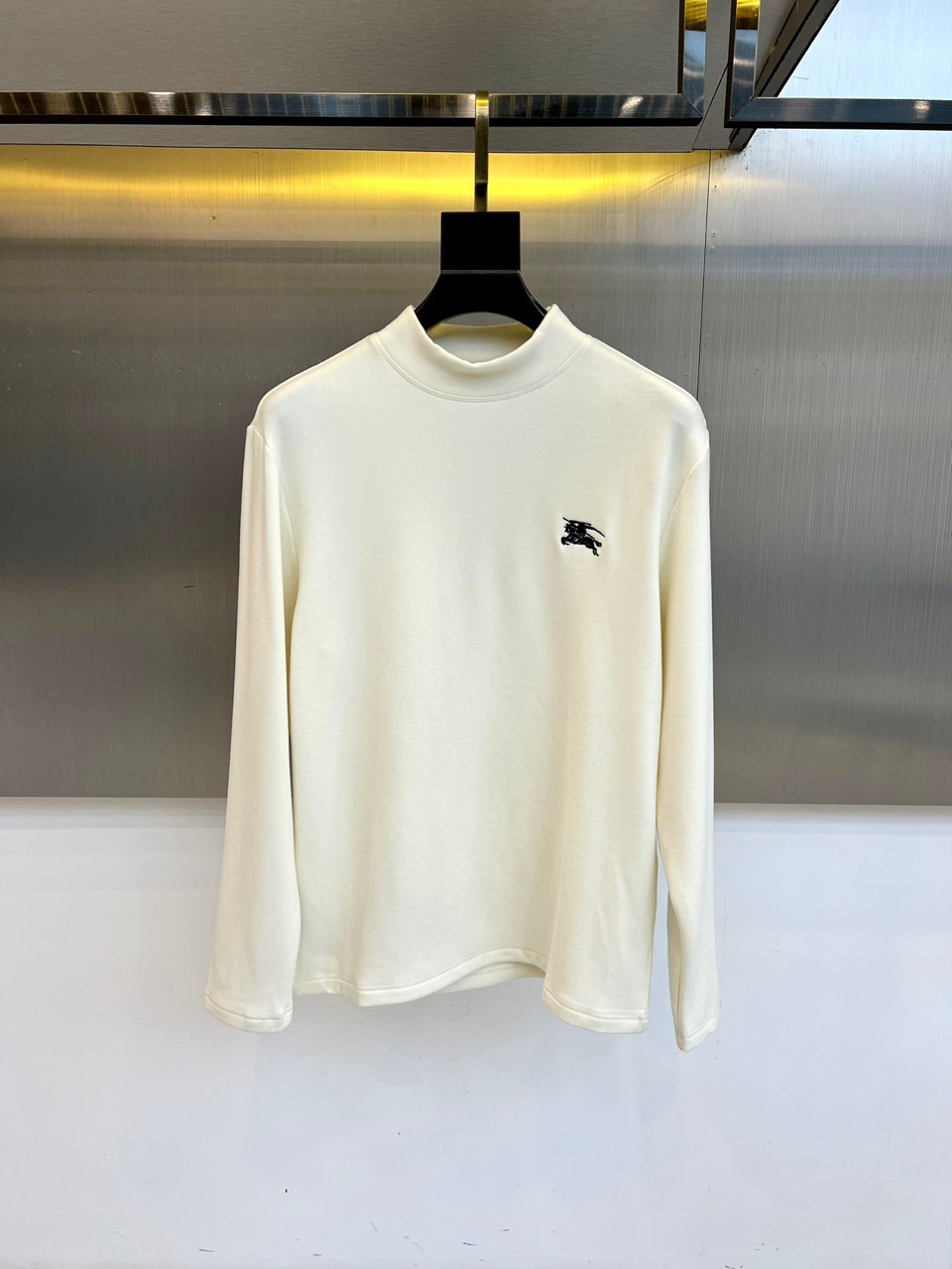 NO:726490,[Available for sale after the New Year] Burberry, the new double-sided velvet top for autumn and winter 2025, interprets classic charm with a simple silhouette and exquisite details. The style adopts a comfortable half-high collar and loose long-sleeved cut, and is embellished with the brand's iconic embroidered logo on the left chest, low-key highlighting its extraordinary identity. Its core lies in the selection of soft double-sided velvet fabric, which has a skin-friendly touch and brings a cloud-like wrapping experience, ensuring warmth and comfort when wearing it in autumn and winter.  The overall style perfectly balances leisure and sophistication. The simple and elegant design allows a high degree of freedom of matching. Whether worn alone to create a casual and elegant daily look, or layered with a windbreaker or suit jacket, it can highlight its outstanding taste and become a practical luxury item for various occasions. M-4XL (model 173, 143 pounds upper body L),, burberry, burberry, jackets & coats, business suit,19860909【可年后售后】 Bur巴宝莉、2025秋冬新品双面绒上衣,以简约廓形与精良细节诠释经典魅力.款式采用舒适半高领与宽松的长袖剪裁,左胸处点缀品牌标志性刺绣徽标,低调彰显非凡身份.其核心在于精选柔软双面绒面料,亲肤触感带来云朵般的包裹体验,确保秋冬穿着时的温暖与舒适. 整体风格完美平衡了休闲感与精致度.简约大方的设计使其拥有极高的搭配自由度,无论是单独穿着,营造随性而优雅的日常造型,还是作为内搭与风衣或西装外套层叠,都能凸显出众品味,成为应对多种场合的实用奢华单品.M-4XL（模特173,143斤上身L）,,burberry,burberry,jackets & coats,business suit,,Men's clothing