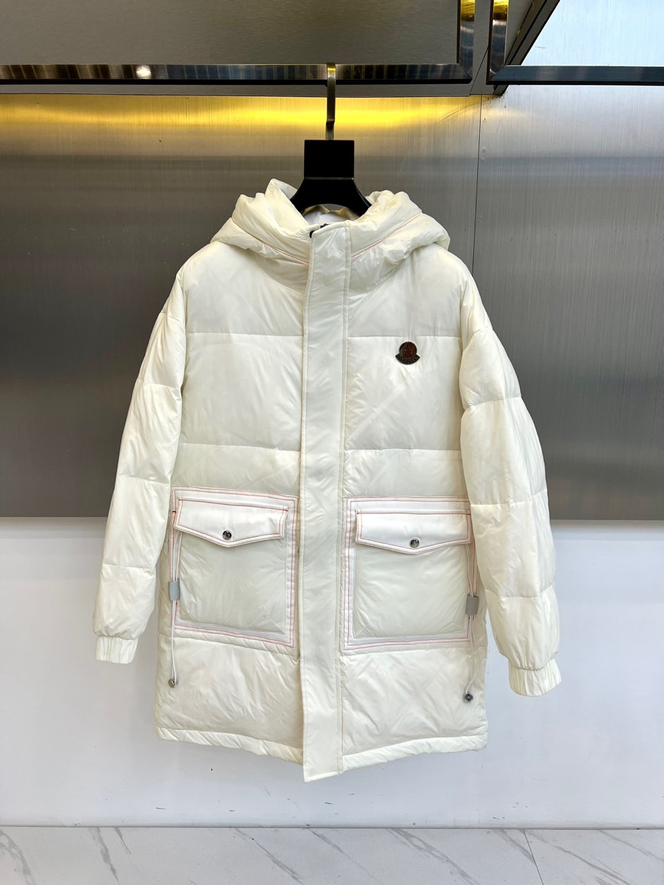 NO:726498,[Available for after-sales service after the New Year] Mon, the new 2025 autumn and winter down jacket, creates a modern winter look with a neat short silhouette. The style adopts a hooded design and a three-dimensional stand-up collar, which combines practical protection with modern lines. Practical large pockets are embellished on both sides of the body, decorated with exquisite stitching and metal snaps, cleverly integrating function and detail beauty. The exquisite diamond quilting process ensures that high-quality down is evenly distributed, providing reliable warmth.  Its style accurately balances urban functionality and casual fashion. The simple version has high adaptability, and the classic brand logo on the chest low-key highlights the quality. Whether it is paired with jeans to create a casual daily style, or combined with a skirt for a sophisticated mix and match, it can easily become the highlight of the overall look. While ensuring warmth, it shows an eclectic fashion attitude. M-4XL (model 173, 143 pounds upper body size L), Moncler, skirts, jeans, down jacket, hats,19860909【可年后售后】 Mon蒙口、2025秋冬新品羽绒服,以利落短款廓形打造摩登冬日造型.款式采用连帽设计与立体立领,兼具实用防护感与现代线条.衣身两侧点缀实用大口袋,饰以精致缝线与金属按扣,巧妙融合功能与细节美感.精湛的菱格绗缝工艺确保高品质羽绒均匀分布,提供可靠保暖. 其风格精准平衡都市机能与休闲时尚.简约的版型适配度高,胸前经典品牌标识低调彰显品质.无论是搭配牛仔裤塑造随性日常风格,还是与半裙组合演绎精致混搭,都能轻松成为整体造型的亮点.在确保温暖的同时,展现不拘一格的时尚态度.M-4XL（模特173,143斤上身L码）,,Moncler,skirts,jeans,down jacket,hats,,Men's clothing