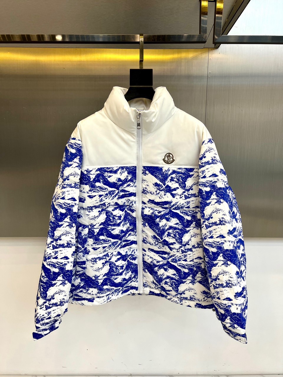 NO:726504,[Available for sale after the New Year] The Mon Mouth, 2025 Autumn and Winter Down Jacket reshapes the light posture in winter with a neat short silhouette. The style adopts a three-dimensional stand-up collar design, which combines windproof performance with modern simple lines. The body of the jacket is cleverly integrated with the brand's classic letter print, breaking the convention with an artistic arrangement and becoming the visual focus of the overall design. The exquisite diamond quilting process ensures that high-quality down is evenly distributed and locks in warmth.  Its style perfectly combines urban functionality and street fashion. The eye-catching printed elements inject vitality and recognition into the simple version, easily enhancing the style. Whether it is paired with a simple knitted sweater to create a smart daily look, or layered with a hooded sweater for a casual and trendy style.  It can become a key item for the overall matching. While ensuring excellent warmth, it can confidently show a modern style. 48-56 (model weighs 173,143 pounds, upper body size 50), Moncler, hoodie, sweatshirts, down  jacket,hats,19860909【可年后售后】 Mon蒙口、2025秋冬羽绒服,以利落短款廓形重塑冬日轻盈姿态.款式采用立体立领设计,兼具防风性能与现代简约线条.衣身巧妙融入品牌经典字母印花,以艺术化排列打破常规,成为整体设计的视觉焦点.精湛的菱格纹绗缝工艺,确保高品质羽绒均匀分布,锁住温暖. 其风格完美融合了都市机能与街头潮流感.醒目的印花元素为简约版型注入充沛活力与辨识度,轻松提升造型层次.无论是搭配简约针织衫打造干练日常装扮,还是与连帽卫衣叠穿演绎休闲潮流风格,都能成为整体搭配的关键单品,在确保卓越保暖的同时,自信展现摩登型格.48-56（模特173,143斤上身50码）,,Moncler,hoodie,sweatshirts,down jacket,hats,,Men's clothing