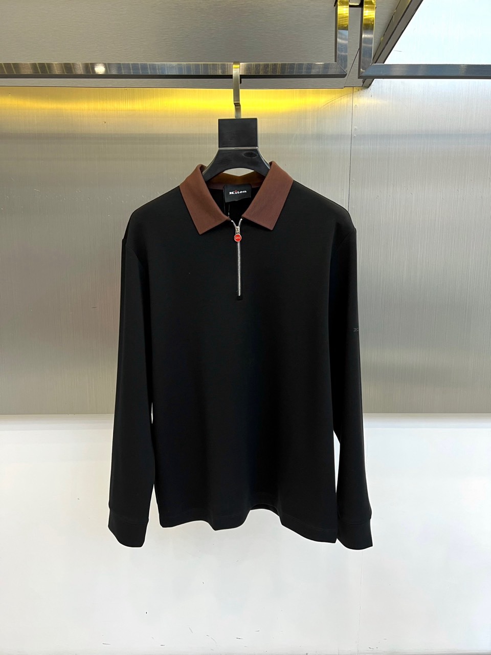 NO:728556,[After-sale after the New Year] Kiton, the new autumn and winter men's luxury acetate cashmere Polo shirt, interprets modern elite aesthetics in multiple colors. It launches five high-end colors of dark brown, off-white, dark gray, pure black and classic white to meet a variety of dressing needs. It adopts an iconic stand-up collar design, with textured metal zipper closure, the top of the zipper is decorated with eye-catching red dots, and the left sleeve is decorated with exquisite brand logos. The collar and body are designed in contrasting colors to create a distinct visual impact.  The fabric is made of innovative technology blended 66.7 viscose + lyocell fiber to ensure a silky skin-friendly feel, 16.5 polyester fiber to enhance stiffness, 7.9 acetate fiber to enhance drape texture, 6.6 spandex to provide elastic comfort, and 2.3 cashmere to inject a luxurious touch. Ensure excellent quality.  The slim cut and three-dimensional shape are suitable for business casual, golf, urban social and high-end occasions. It can be paired with casual trousers to show an elegant style, or worn with a suit to create a modern look. With exquisite craftsmanship, functionality and aesthetics are perfectly integrated, and through the ingenuity of metal details and contrasting color design, it has become a must-have item in elite men's wardrobe that is both practical and luxurious. 48-56 (model 173, 143 pounds, upper body size 50),, business suit,19860909【可年后售后】 Kiton奇顿、秋冬新品男士奢华醋酸羊绒Polo衫,以多色系演绎现代精英美学.推出深棕、米白、深灰、纯黑及经典白五款高级色调,满足多元穿搭需求.采用标志性立领设计,搭配质感金属拉链开合,拉链顶端点缀醒目红点装饰,左袖饰有精致品牌标识.领部与衣身采用对比色设计,形成鲜明视觉冲击. 面料选用创新科技混纺66.7粘纤+莱赛尔纤维确保丝滑亲肤感,16.5聚酯纤维增强挺括度,7.9醋酯纤维提升垂坠质感,6.6氨纶提供弹性舒适度,2.3山羊绒注入奢华触感.确保品质卓越. 修身剪裁配合立体版型,适合商务休闲、高尔夫运动、都市社交及高端场合,可搭配休闲长裤展现儒雅风范,或外搭西装打造摩登造型.以精湛工艺将功能性与美学完美融合,通过金属细节与对比色设计的巧思,成为精英男士衣橱中兼具实穿性与奢华感的必备单品.48-56（模特173,143斤上身50码）,,business suit,,Men's clothing