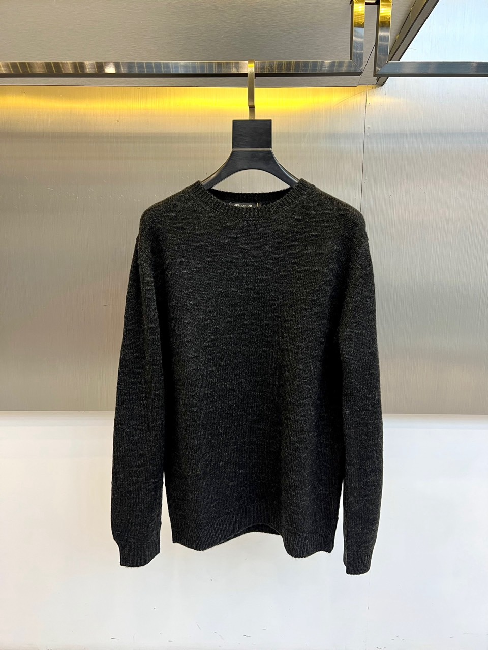 NO:731622,[After-sales service available after the new year] Loro  Piana's elegant and elegant 2025 autumn and winter new round neck sweater interprets the ultimate luxury with the golden ratio of 70% wool and 30% cashmere. The style adopts a classic round neck design, and the collar, cuffs and hem are all edged with fine rib knitting to outline a neat outline. The body is cut in a loose yet structured style, and the surface of the fabric presents a delicate knitted texture, which not only ensures the comfort of wearing, but also gives the item a rich visual layer.  The style perfectly combines Italian elegance and low-key pragmatism. The light gray tone gives it strong matching potential and high-end texture. The blended material of wool and cashmere brings a cloud-like soft and warm wearing experience. The exquisite craftsmanship made in Italy ensures the perfection of every detail. This sweater can be worn alone with casual trousers for a lazy and casual daily life.  Style, it can also be layered with suits or coats to create an elegant winter look. Its temperature-control properties of natural materials and simple and timeless design make it a must-have item in the wardrobe of those who pursue quiet luxury and quality life, showing a subtle sense of high-end. 48-56 (model is 173, 143 pounds, upper body size 50),, loro  piana,business suit,gold,19860909【可年后售后】 Loro Piana诺悠翩雅、2025秋冬新品圆领针织衫,以70羊毛与30羊绒的黄金比例诠释极致奢华.款式采用经典圆领设计,领口、袖口及下摆均以细腻罗纹针织收边,勾勒出利落轮廓.衣身采用宽松而不失结构的剪裁,织物表面呈现细腻的针织肌理,既保证了穿着的舒适度,又赋予单品丰富的视觉层次. 风格上完美融合意式优雅与低调的实用主义,浅灰色调赋予其强大的搭配潜力与高级质感.羊毛与羊绒的混纺材质带来云朵般轻柔温暖的穿着体验,意大利制造的精湛工艺确保每一处细节的完美.这件针织衫既能单穿搭配休闲长裤展现慵懒随性的日常风格,也可作为内搭与西装或大衣层叠,打造冬日优雅造型.其天然材质的温控特性与简约永恒的设计,使之成为追求静谧奢华与品质生活人士的衣橱必备单品,彰显不着痕迹的高级感.48-56（模特173,143斤上身50码）,,loro piana,business suit,gold,,Men's clothing