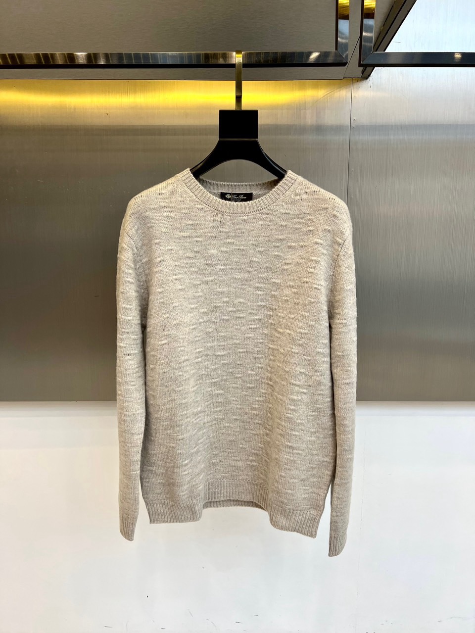 NO:730128,[After-sales service available after the new year] Loro  Piana's elegant and elegant 2025 autumn and winter new round neck sweater interprets the ultimate luxury with the golden ratio of 70% wool and 30% cashmere. The style adopts a classic round neck design, and the collar, cuffs and hem are all edged with fine rib knitting to outline a neat outline. The body is cut in a loose yet structured style, and the surface of the fabric presents a delicate knitted texture, which not only ensures the comfort of wearing, but also gives the item a rich visual layer.  The style perfectly combines Italian elegance and low-key pragmatism. The light gray tone gives it strong matching potential and high-end texture. The blended material of wool and cashmere brings a cloud-like soft and warm wearing experience. The exquisite craftsmanship made in Italy ensures the perfection of every detail. This sweater can be worn alone with casual trousers for a lazy and casual daily life.  Style, it can also be layered with suits or coats to create an elegant winter look. Its temperature-control properties of natural materials and simple and timeless design make it a must-have item in the wardrobe of those who pursue quiet luxury and quality life, showing a subtle sense of high-end. 48-56 (model is 173, 143 pounds, upper body size 50),, loro  piana,business suit,gold,19860909【可年后售后】 Loro Piana诺悠翩雅、2025秋冬新品圆领针织衫,以70羊毛与30羊绒的黄金比例诠释极致奢华.款式采用经典圆领设计,领口、袖口及下摆均以细腻罗纹针织收边,勾勒出利落轮廓.衣身采用宽松而不失结构的剪裁,织物表面呈现细腻的针织肌理,既保证了穿着的舒适度,又赋予单品丰富的视觉层次. 风格上完美融合意式优雅与低调的实用主义,浅灰色调赋予其强大的搭配潜力与高级质感.羊毛与羊绒的混纺材质带来云朵般轻柔温暖的穿着体验,意大利制造的精湛工艺确保每一处细节的完美.这件针织衫既能单穿搭配休闲长裤展现慵懒随性的日常风格,也可作为内搭与西装或大衣层叠,打造冬日优雅造型.其天然材质的温控特性与简约永恒的设计,使之成为追求静谧奢华与品质生活人士的衣橱必备单品,彰显不着痕迹的高级感.48-56（模特173,143斤上身50码）,,loro piana,business suit,gold,,Men's clothing